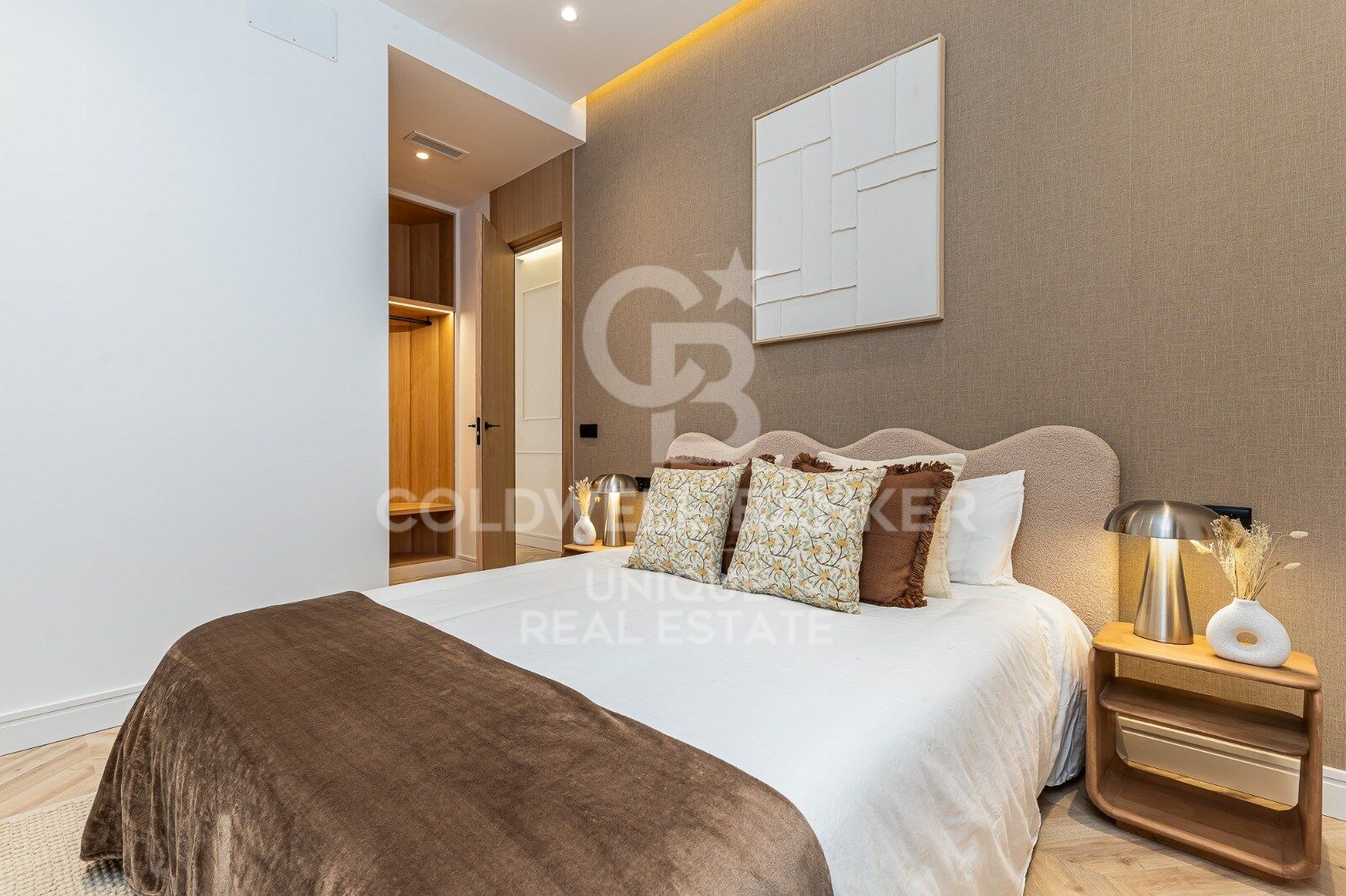 Renovierte mit Balkonen und Garage in Justicia, Madrid