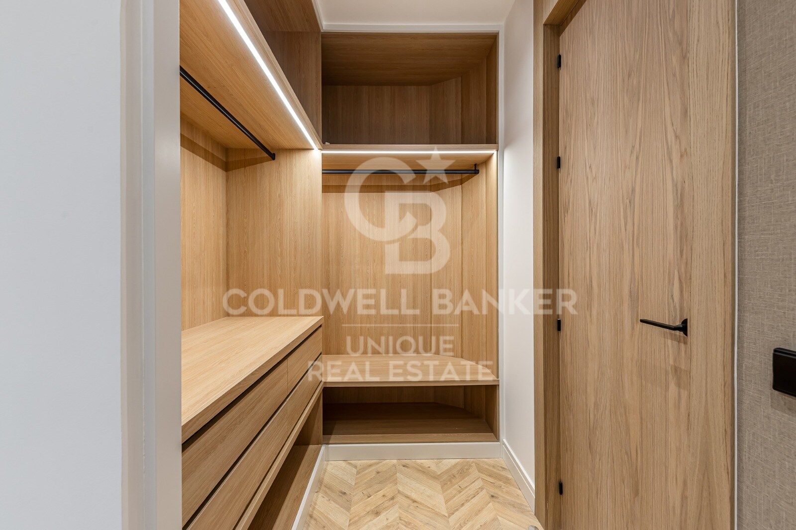 Renovierte mit Balkonen und Garage in Justicia, Madrid