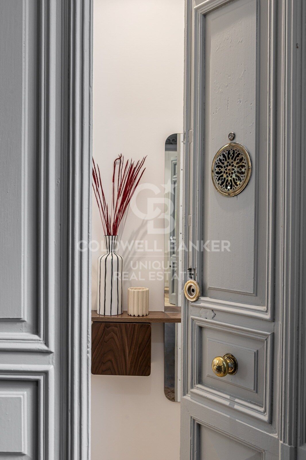 Appartement extérieur rénové avec balcons et parking à Justicia, Madrid