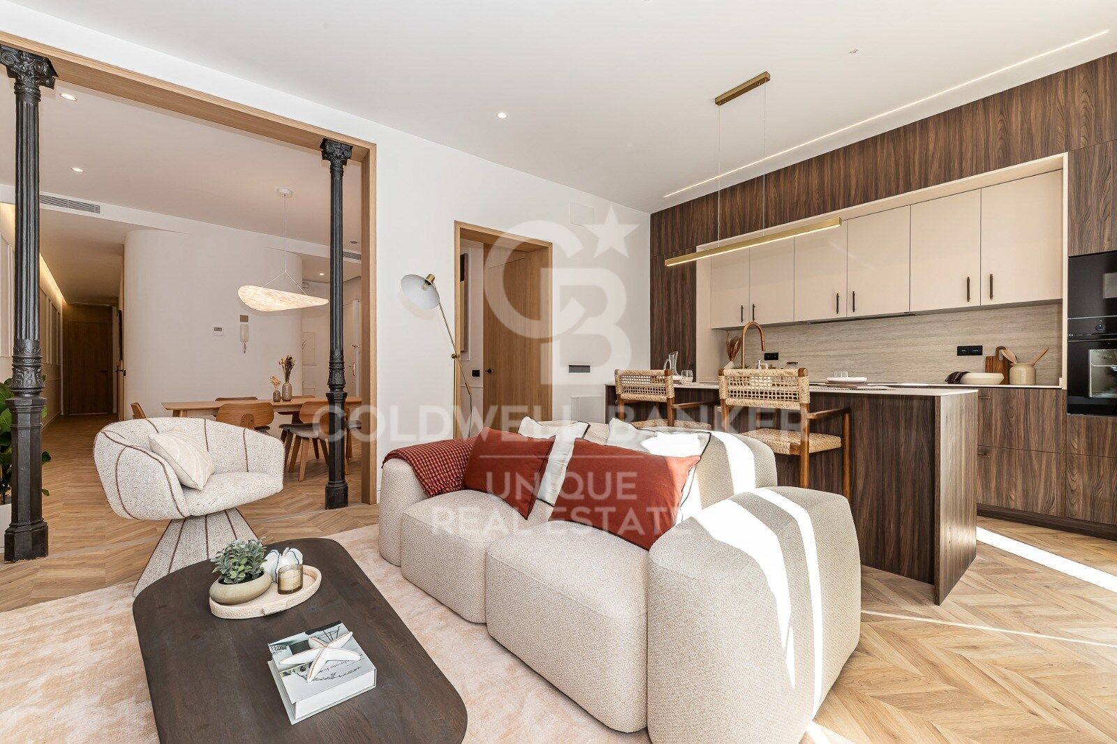 Renovierte mit Balkonen und Garage in Justicia, Madrid