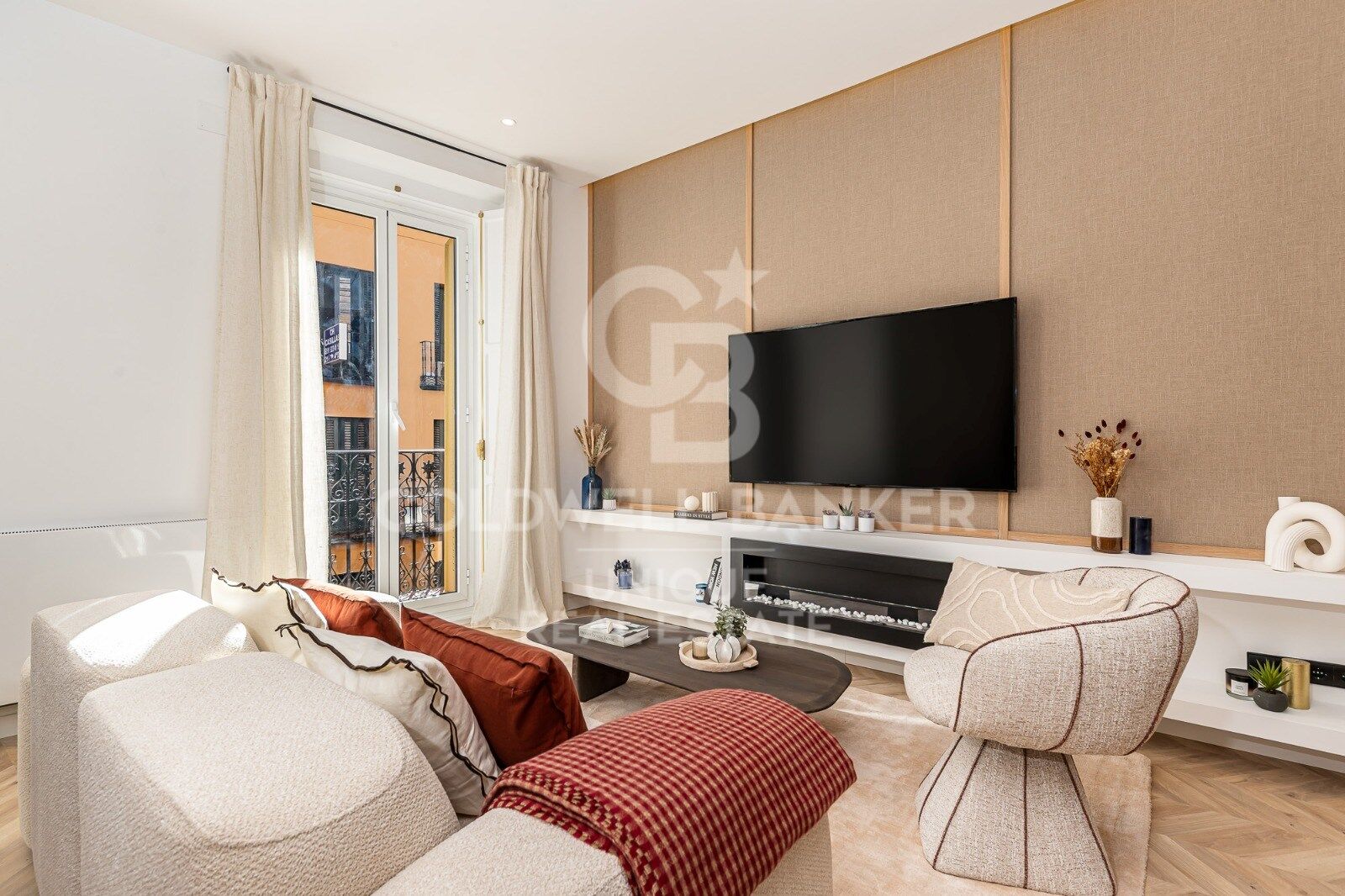 Appartement extérieur rénové avec balcons et parking à Justicia, Madrid