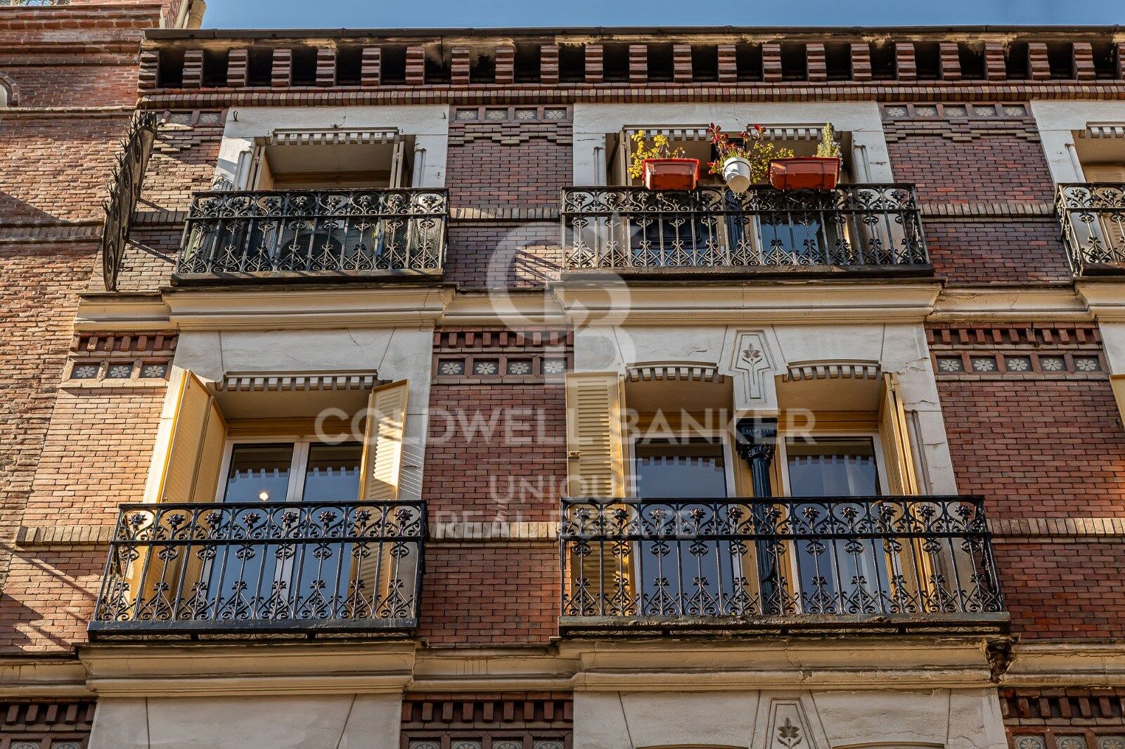 Appartement extérieur rénové avec balcons et parking à Justicia, Madrid
