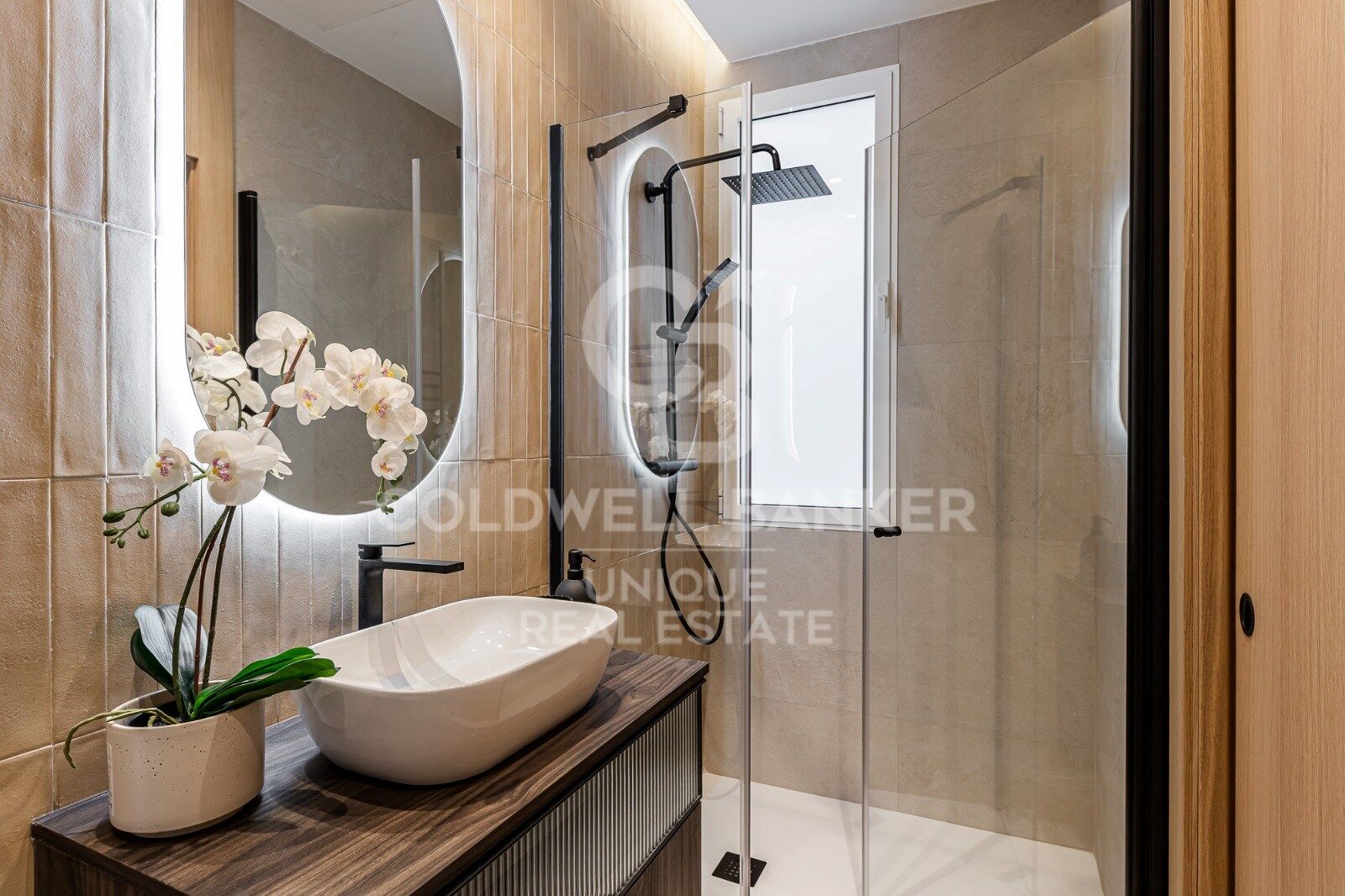 Appartement extérieur rénové avec balcons et parking à Justicia, Madrid