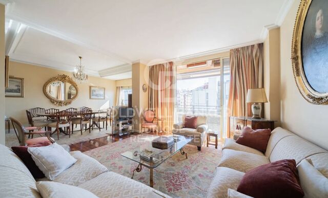 Piso exterior de tres dormitorios con terraza y garaje en Castellana, Madrid