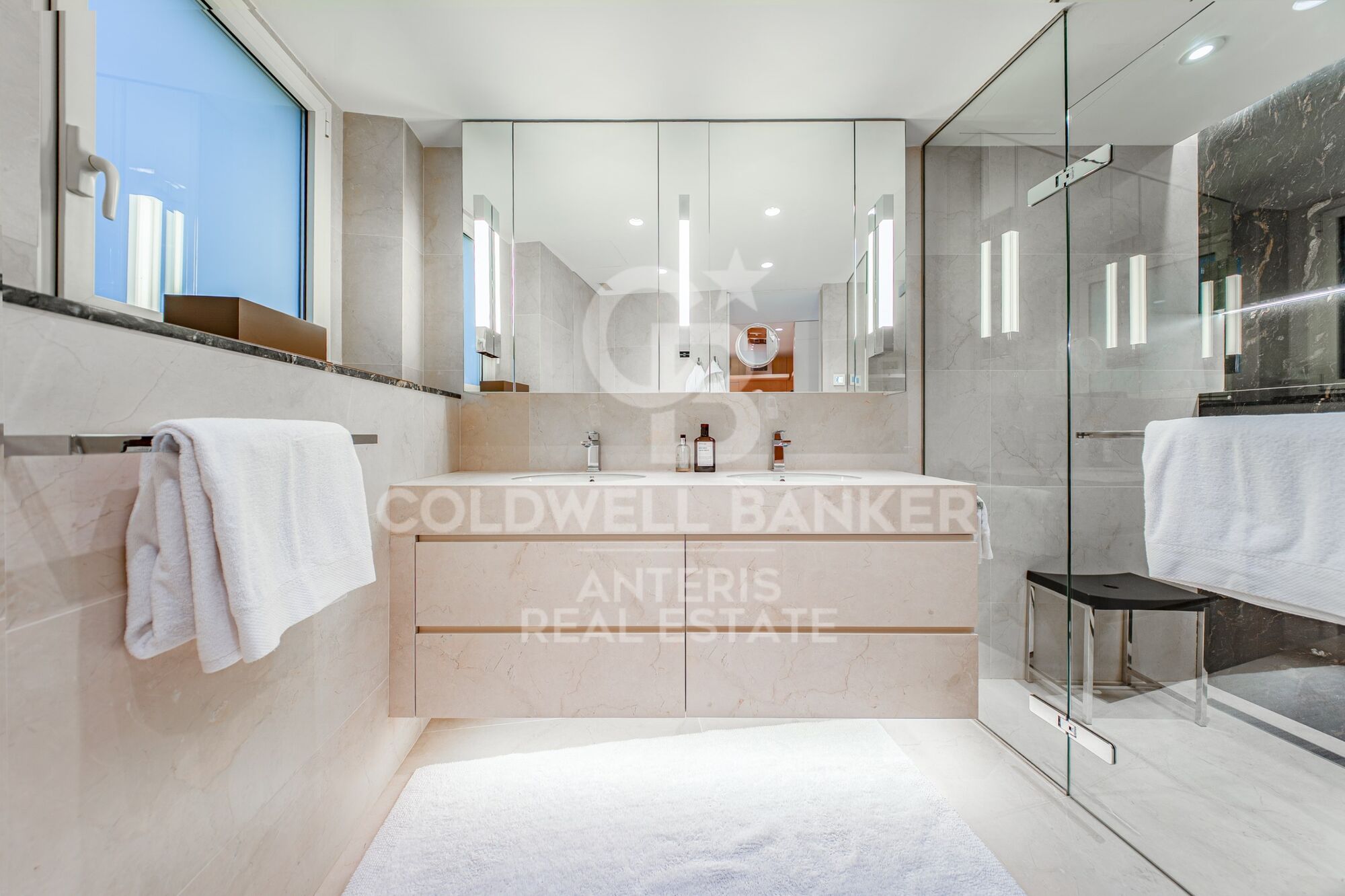 Exclusive renovated property in Eixample Derecho district