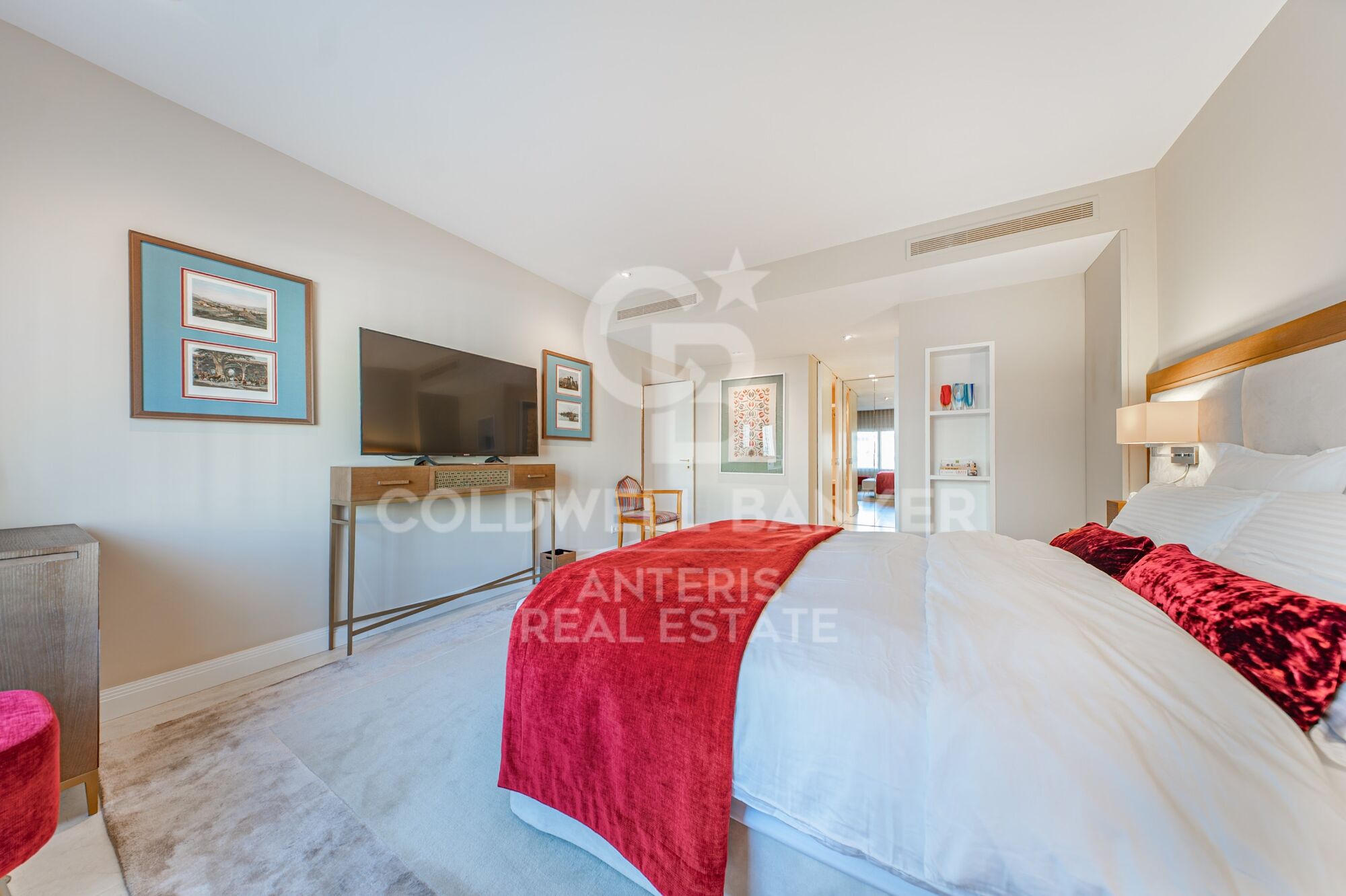 Exclusive renovated property in Eixample Derecho district