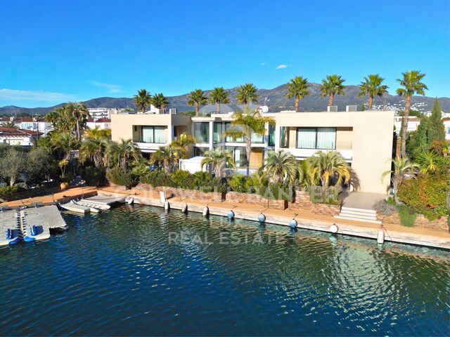 Villa avec amarre de 28 m à Santa Margarita, Roses, Costa Brava