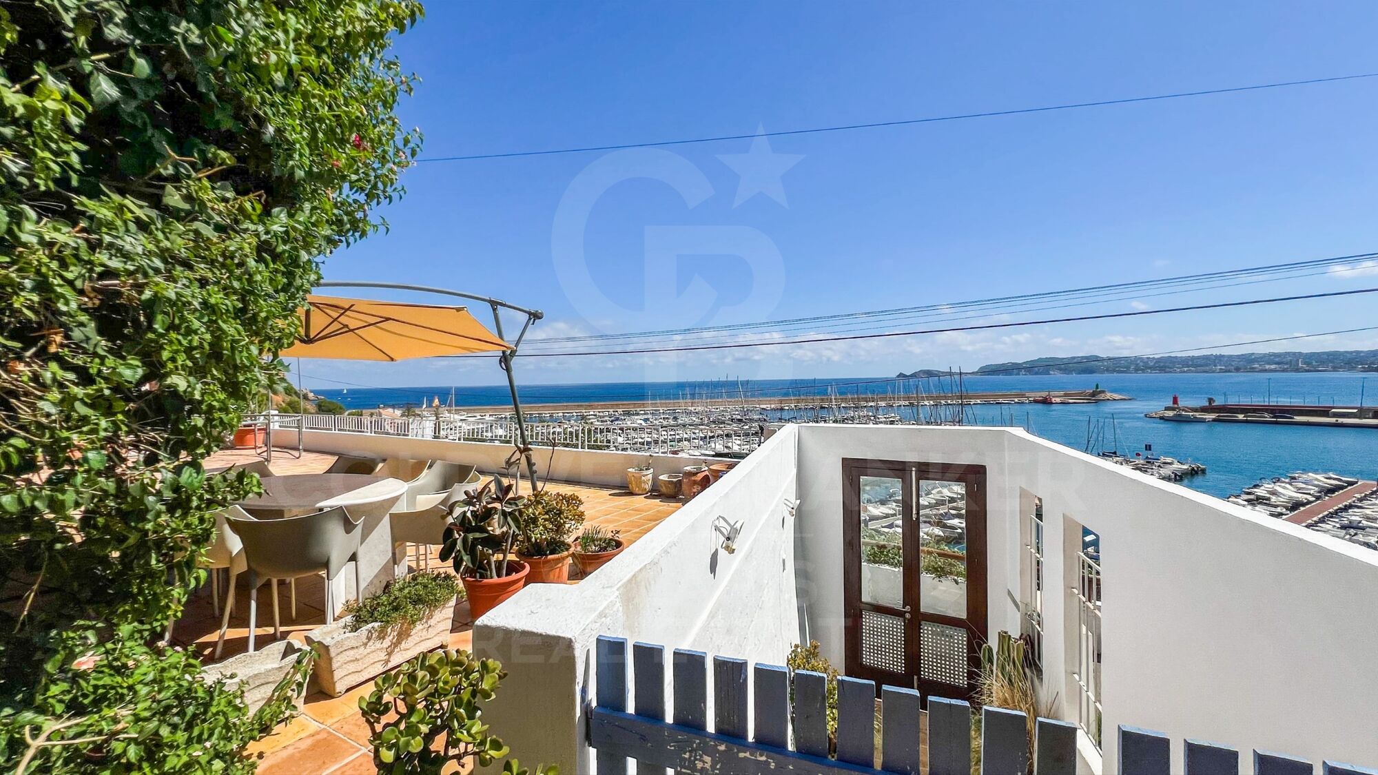 Vivir el Mediterráneo: villa exclusiva en primera línea del puerto de Jávea