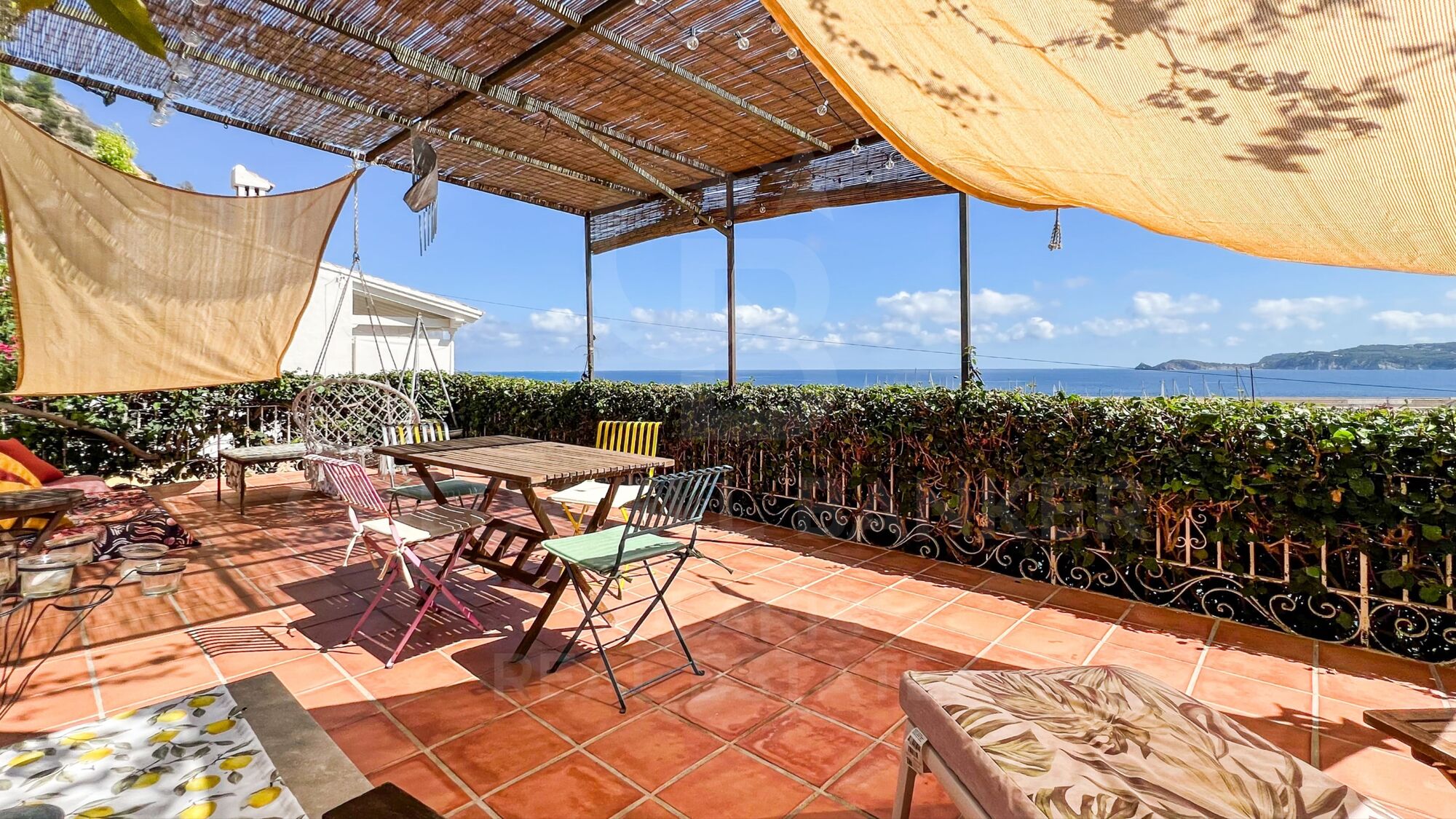 Erleben Sie das Mittelmeer: exklusive Villa an der Uferpromenade des Hafens von Jávea
