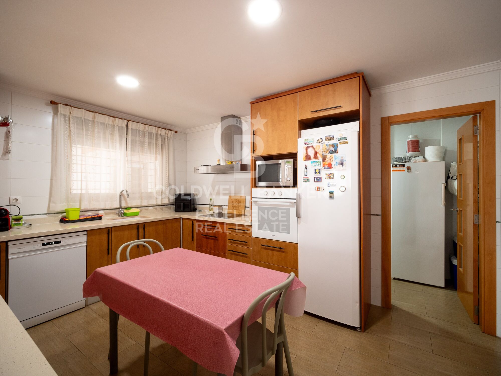 Chalet exclusivo con piscina a 50 m del mar en Avenida Bancals, Oliva