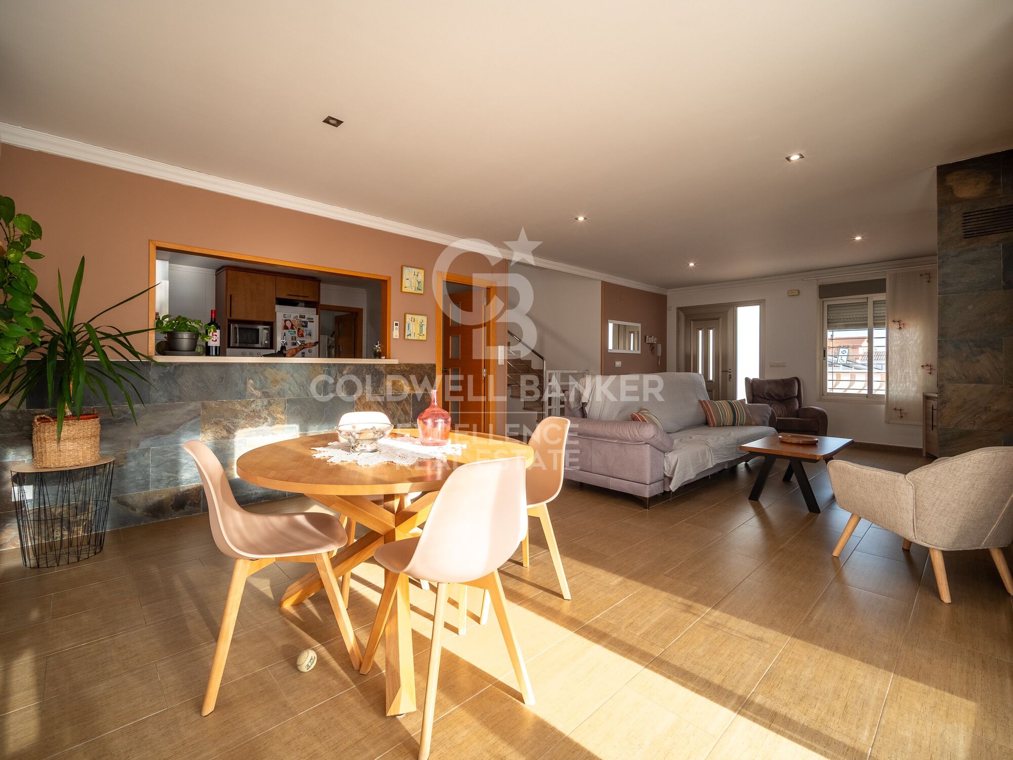 Chalet exclusivo con piscina a 50 m del mar en Avenida Bancals, Oliva