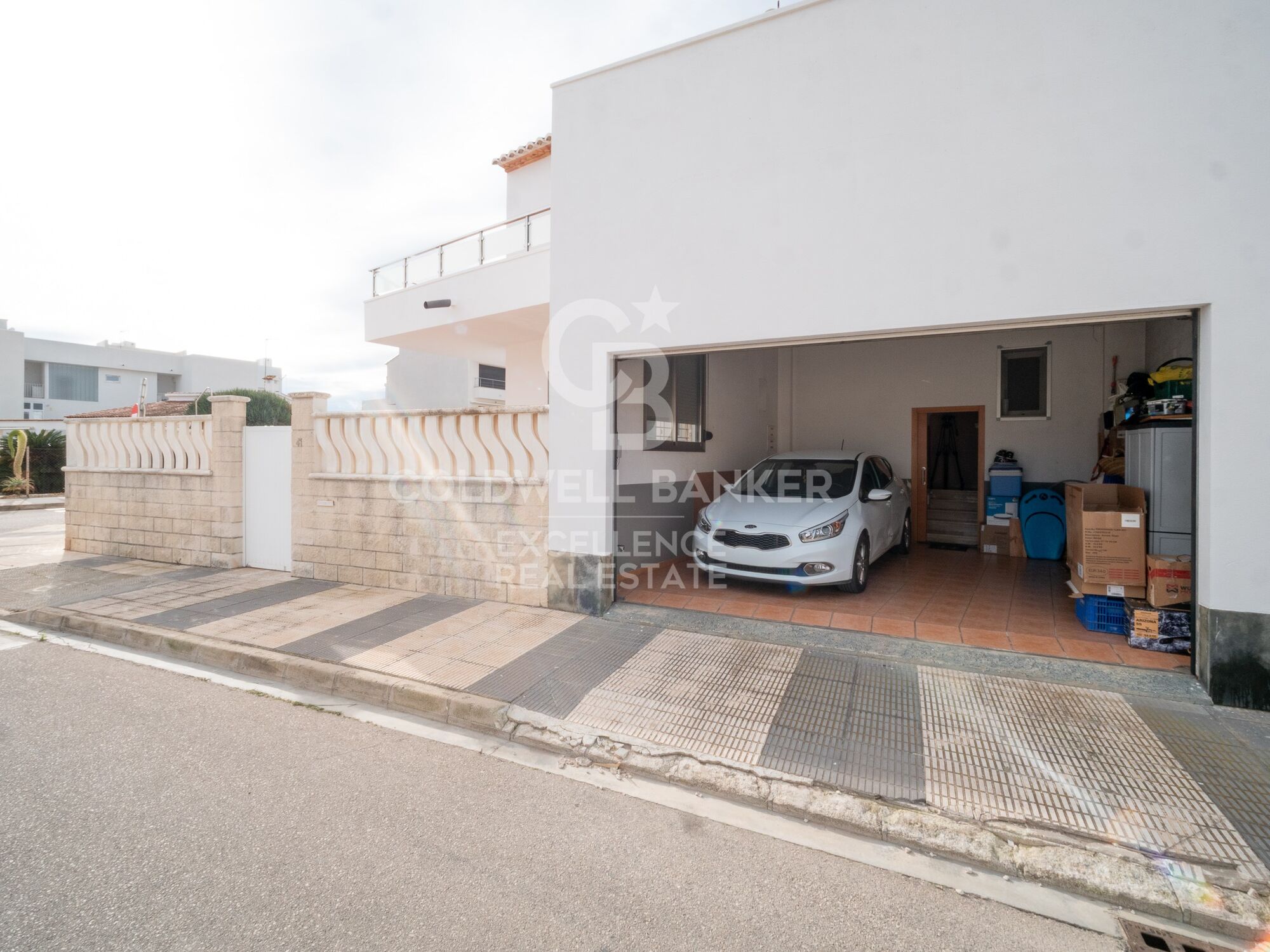 Chalet exclusivo con piscina a 50 m del mar en Avenida Bancals, Oliva