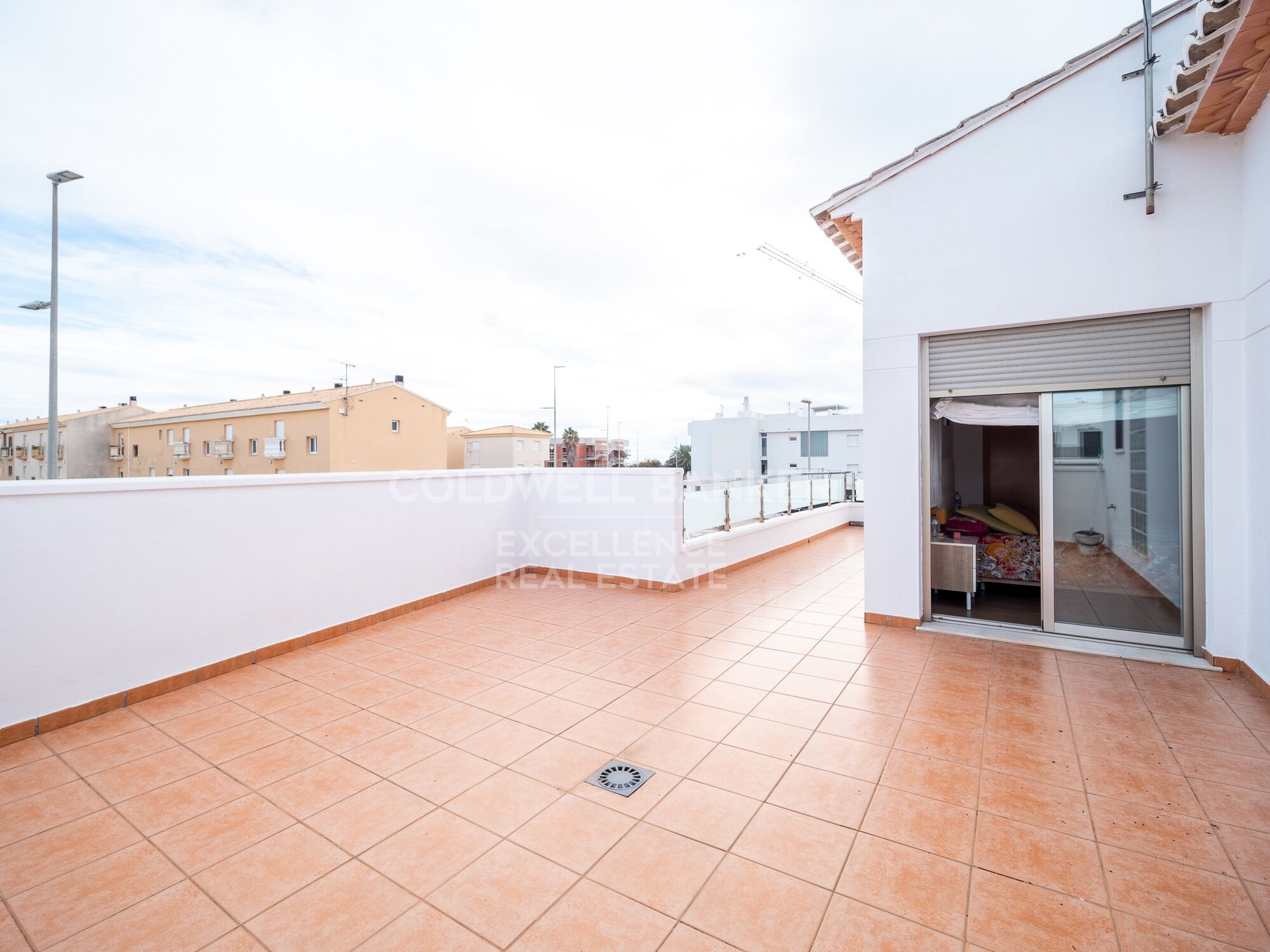 Chalet exclusivo con piscina a 50 m del mar en Avenida Bancals, Oliva