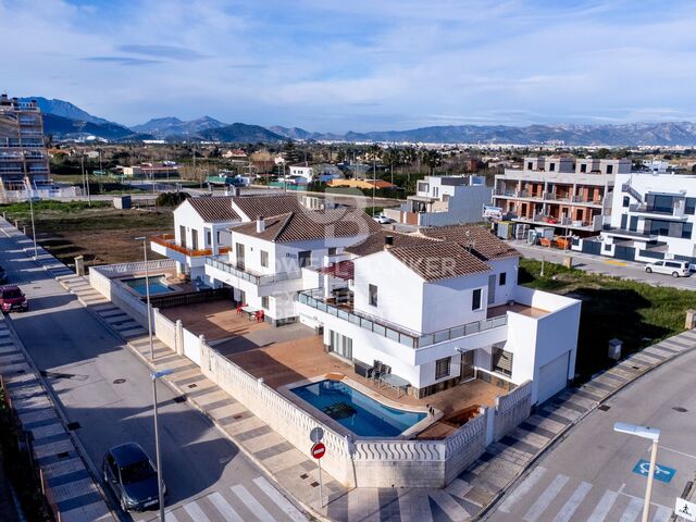 Exklusive Strand Villa mit Pool an der Avenida Bancals, Oliva