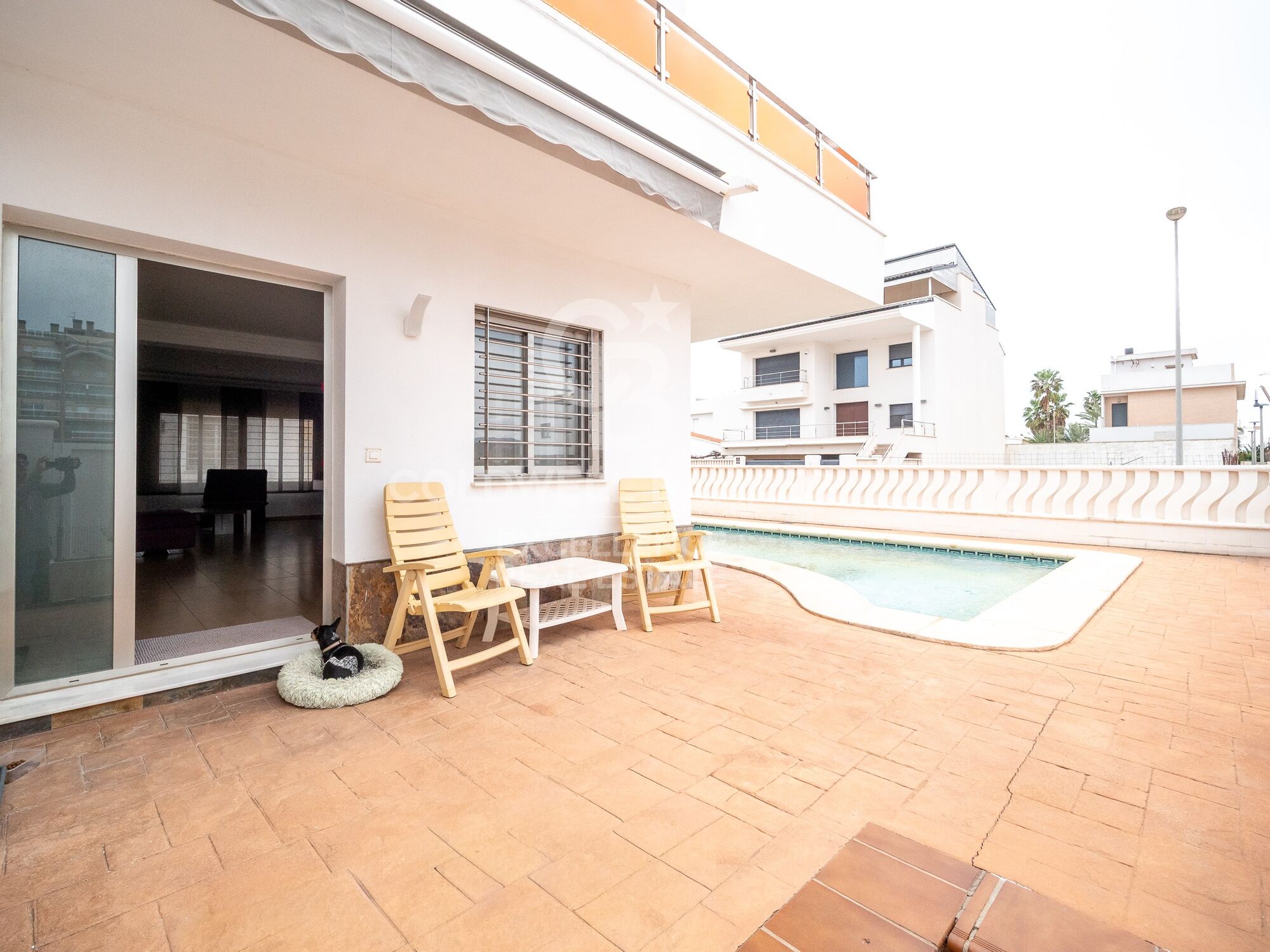 Exclusivo chalet con piscina a 50 metros del mar en Playa Terranova, Oliva.