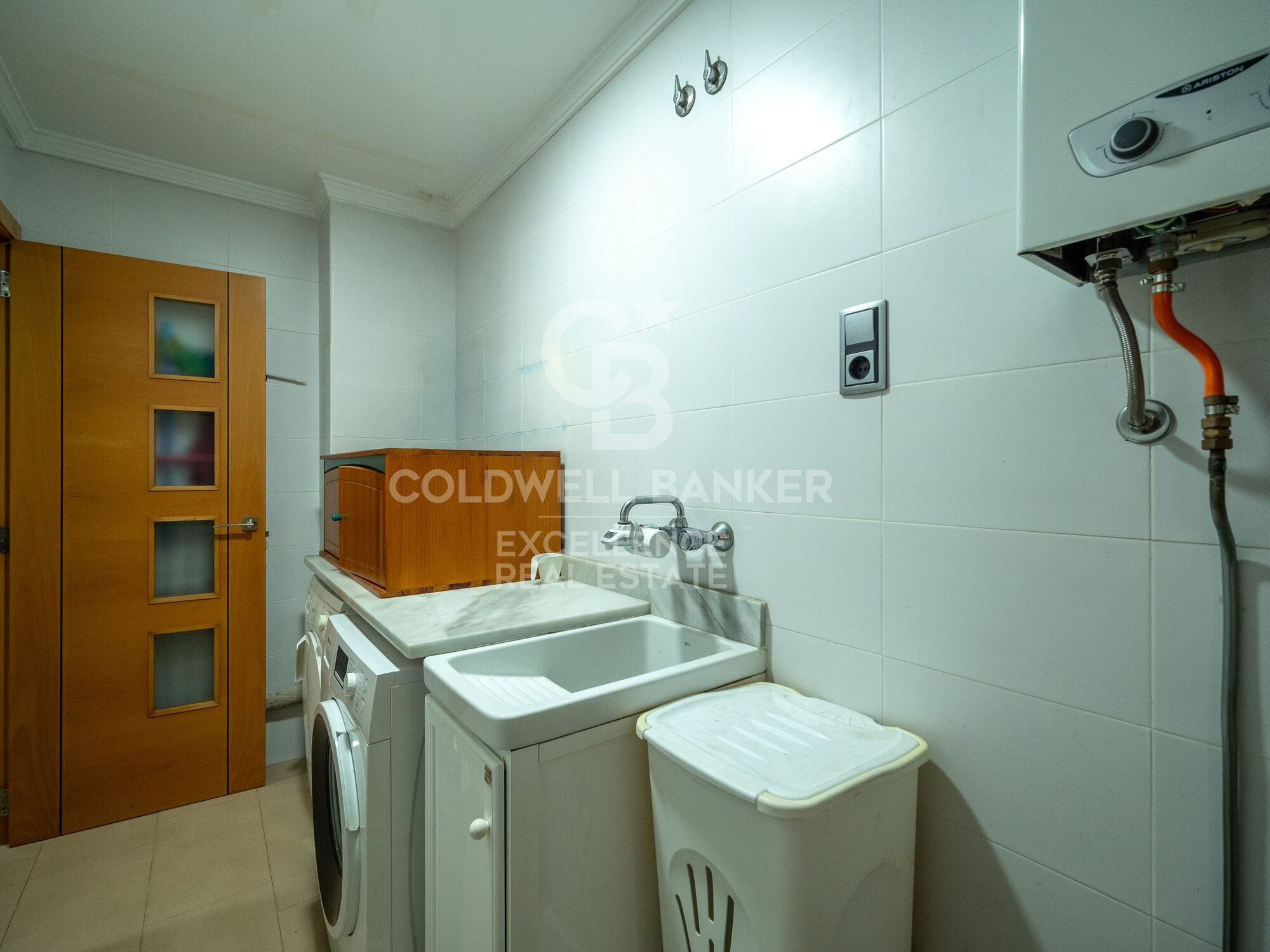 Exclusivo chalet con piscina a 50 metros del mar en Playa Terranova, Oliva.