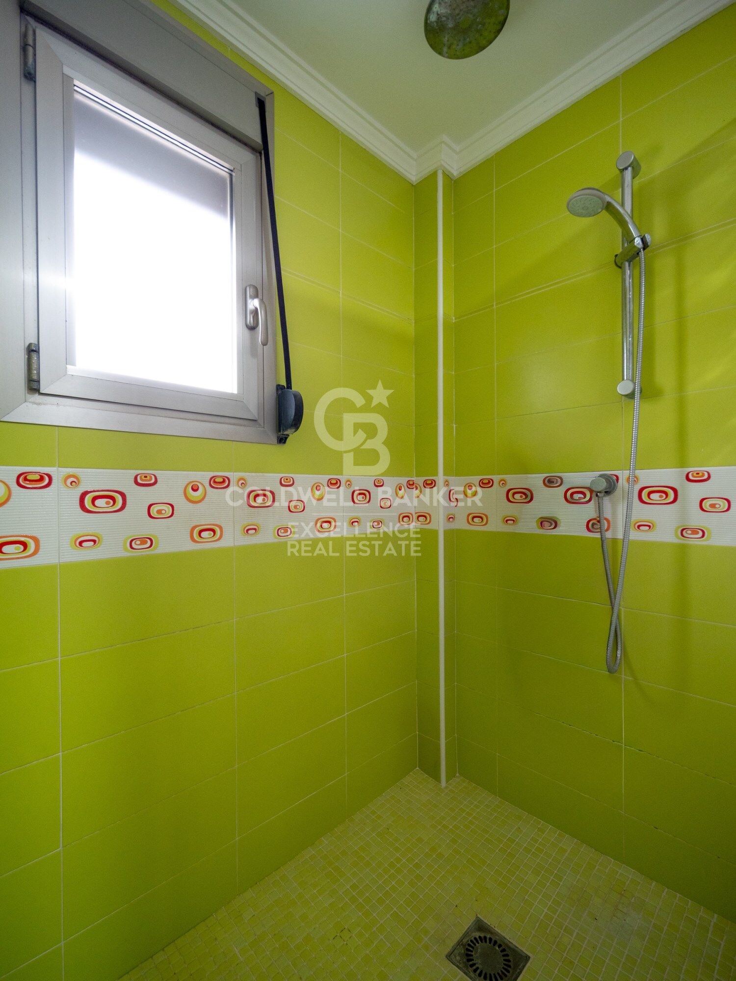 Exclusivo chalet con piscina a 50 metros del mar en Playa Terranova, Oliva.