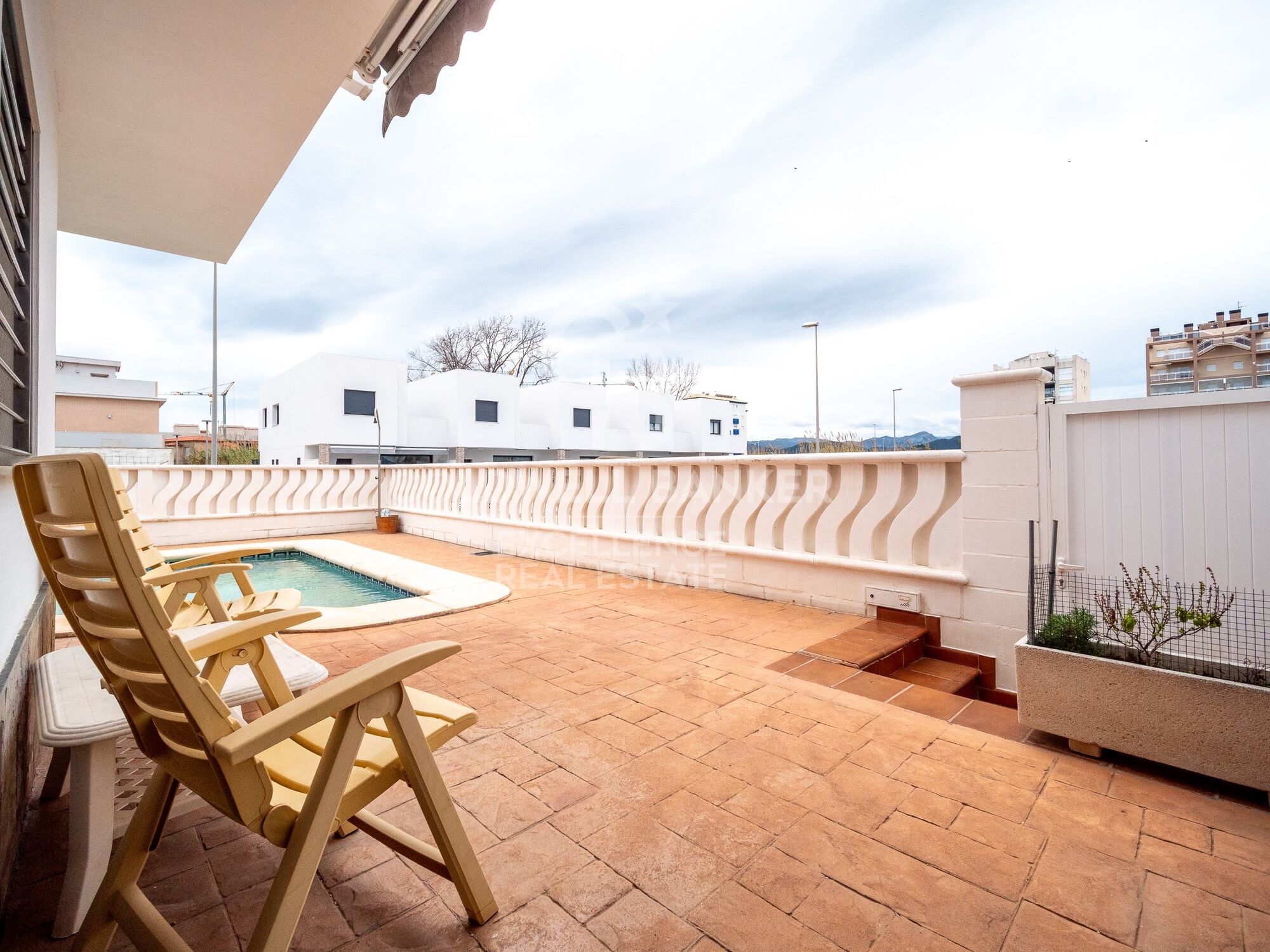 Exclusive villa with pool just 50 meters from the sea in Playa Terranova, Oliva