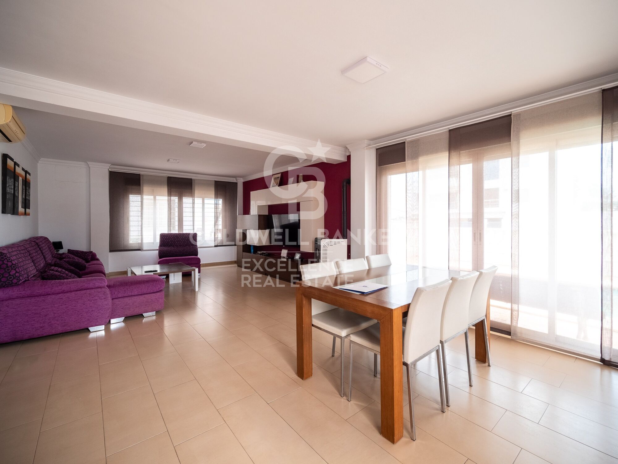 Exklusive Villa mit Pool nur 50 Meter vom Meer entfernt in Playa Terranova, Oliva