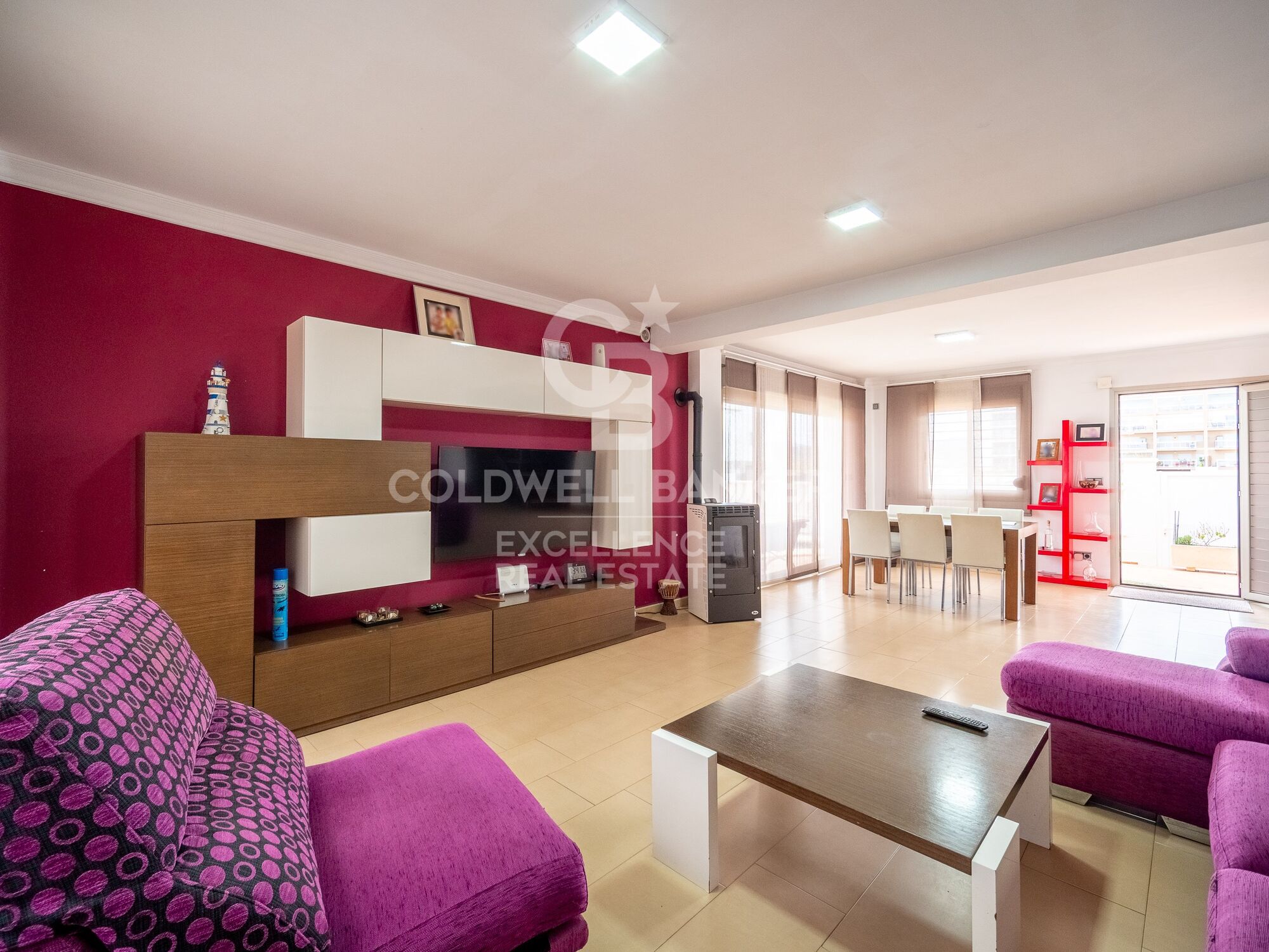 Exclusivo chalet con piscina a 50 metros del mar en Playa Terranova, Oliva.