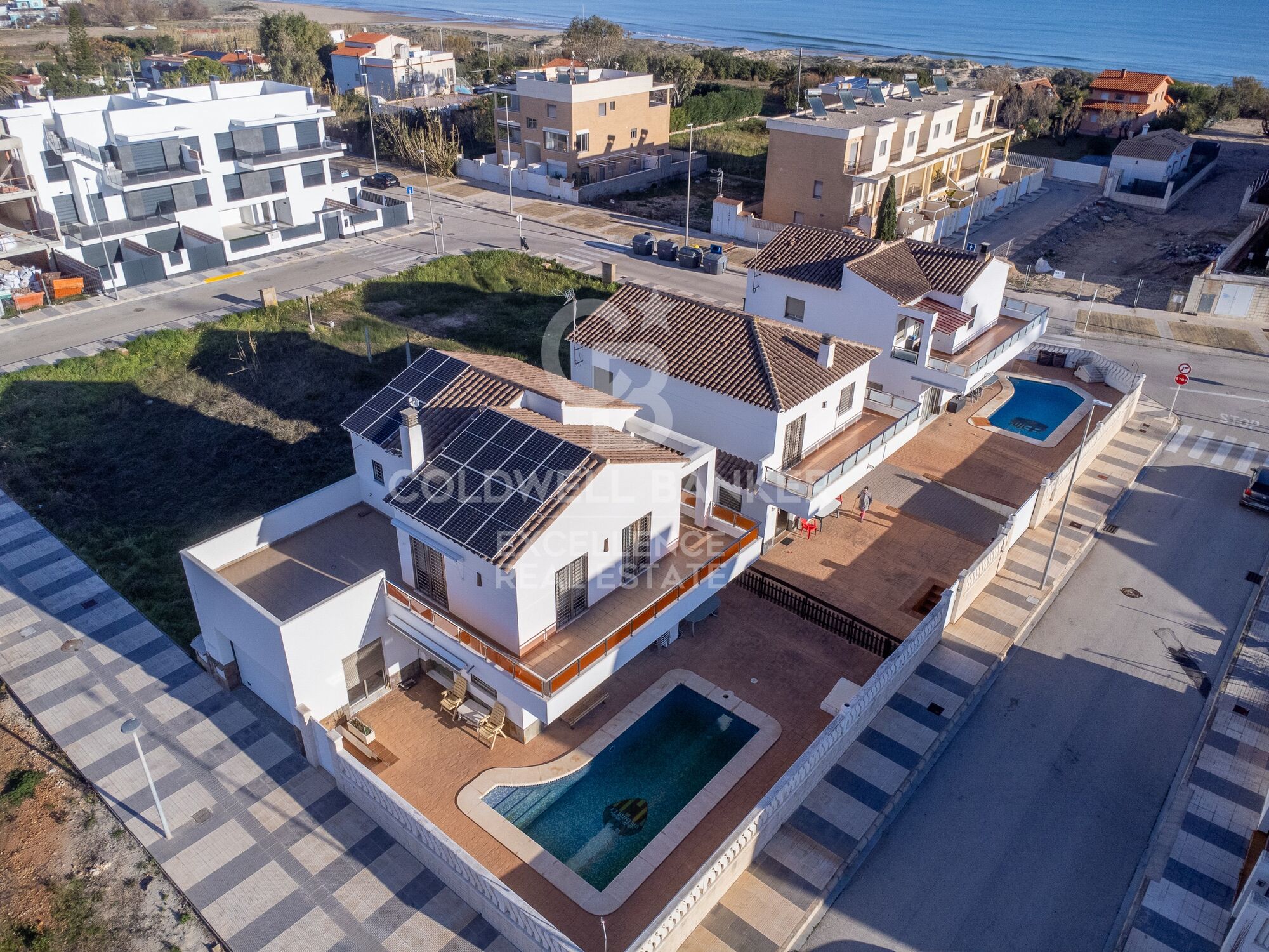 Exclusive villa with pool just 50 meters from the sea in Playa Terranova, Oliva