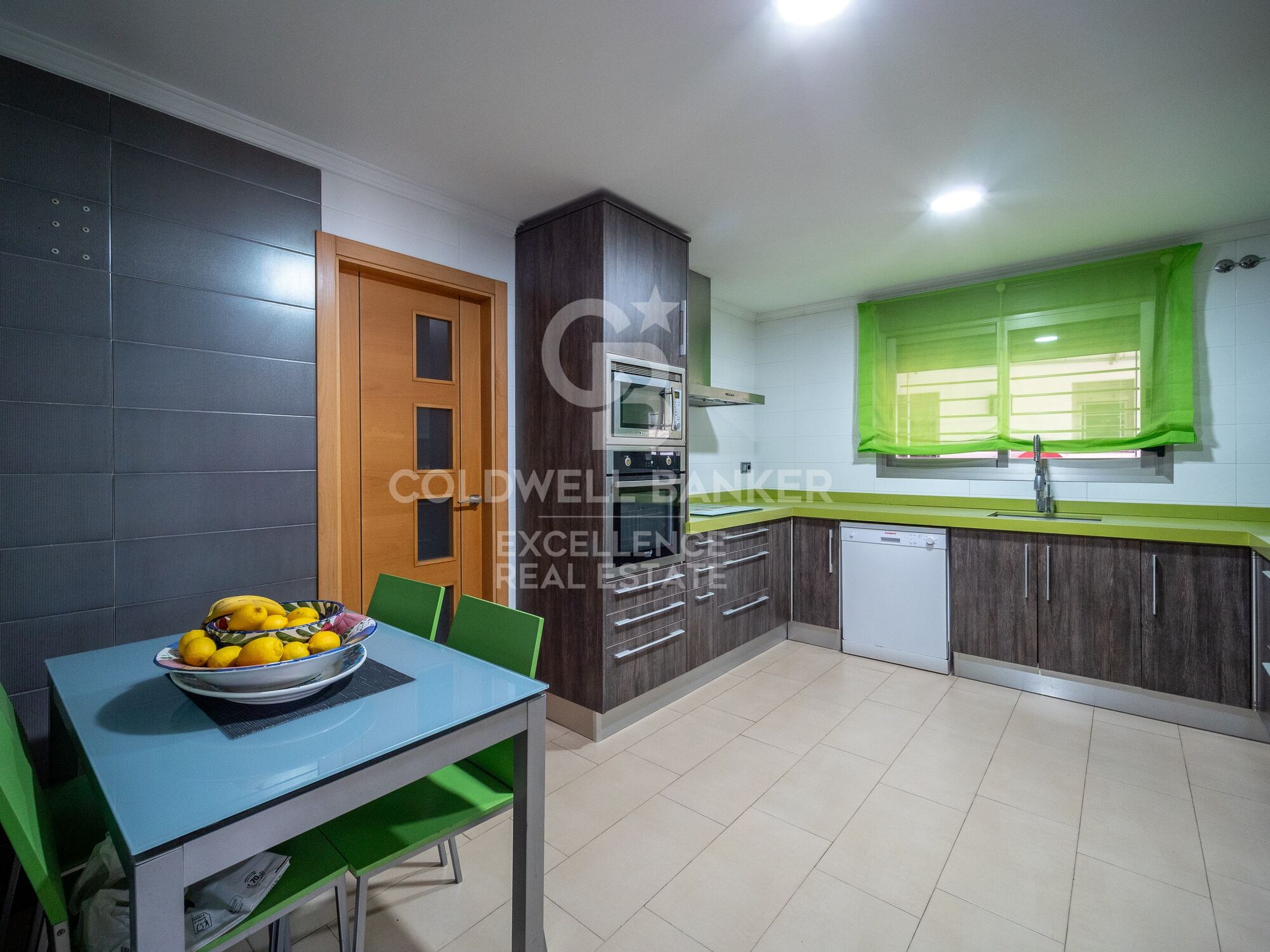 Exklusive Villa mit Pool nur 50 Meter vom Meer entfernt in Playa Terranova, Oliva