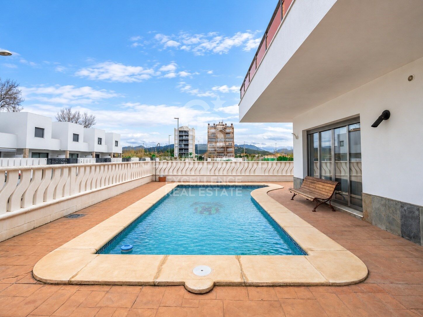 Exclusivo chalet con piscina a 50 metros del mar en Playa Terranova, Oliva.