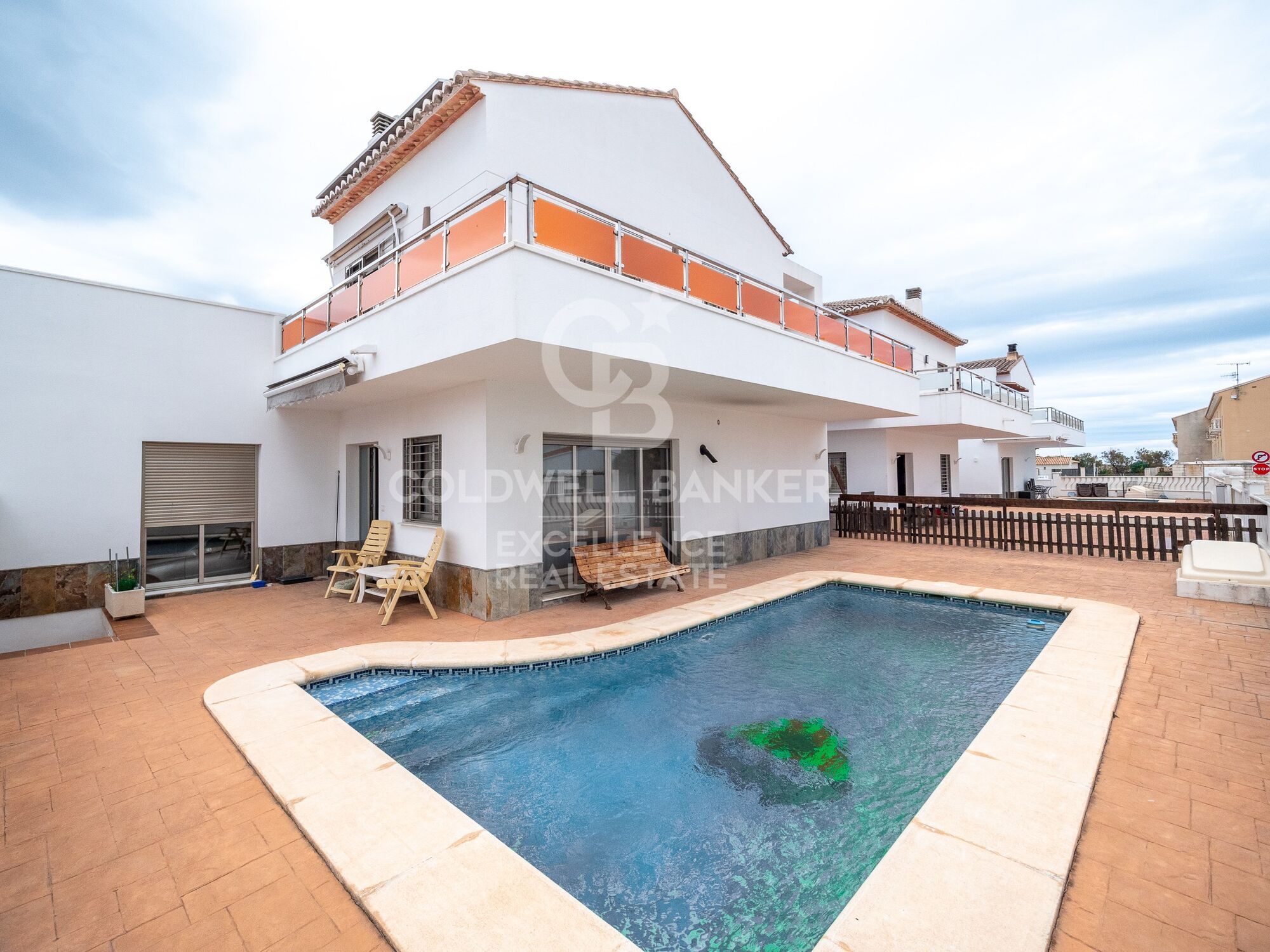Exclusivo chalet con piscina a 50 metros del mar en Playa Terranova, Oliva.