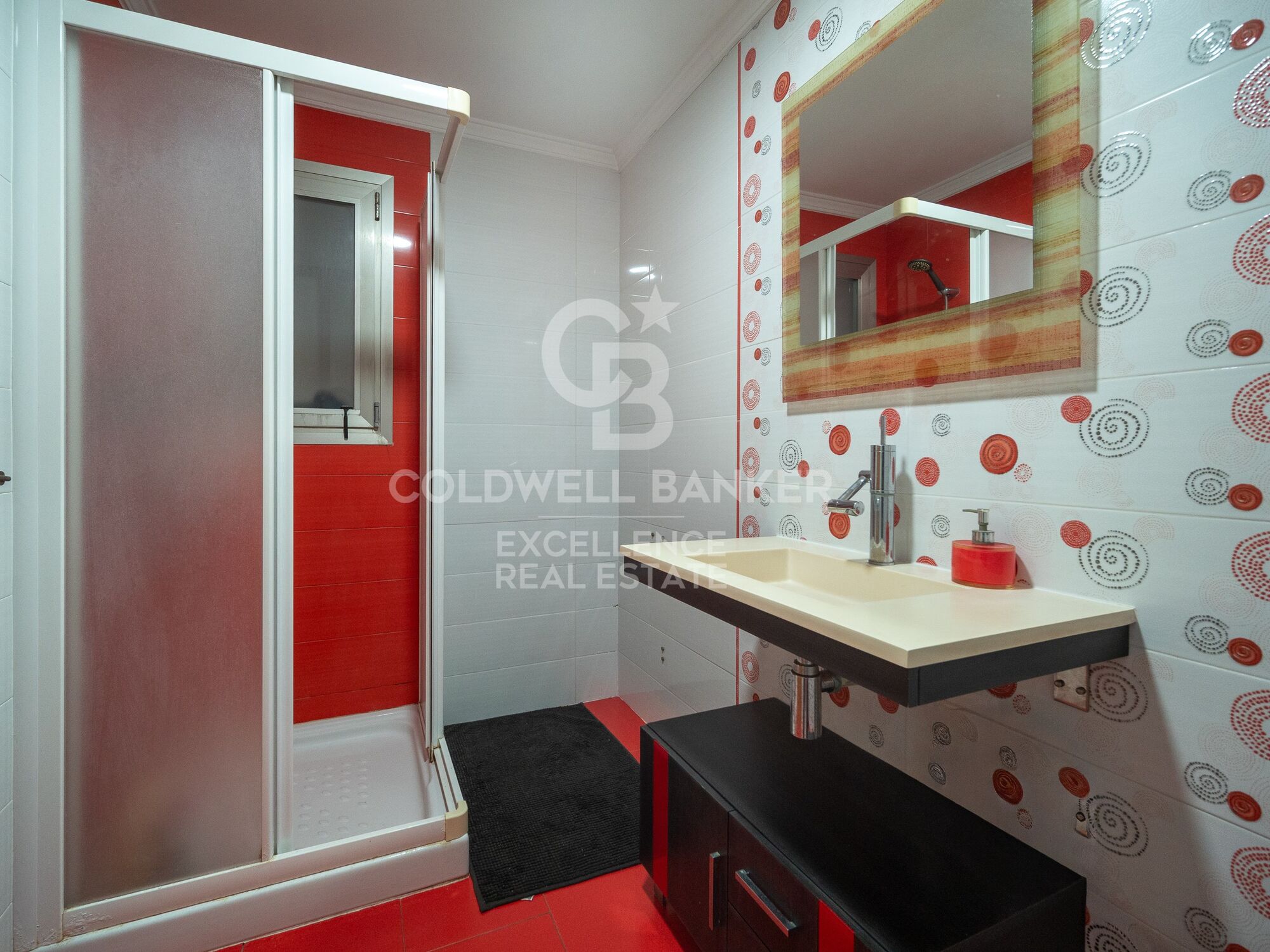 Exclusivo chalet con piscina a 50 metros del mar en Playa Terranova, Oliva.