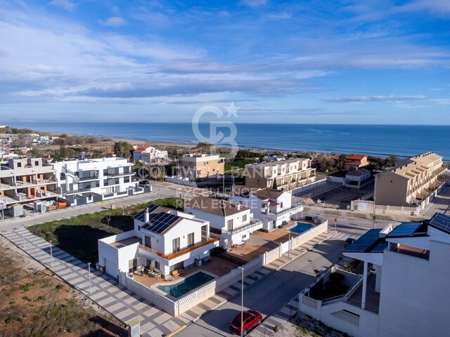 Exclusivo chalet con piscina a 50 metros del mar en Playa Terranova, Oliva