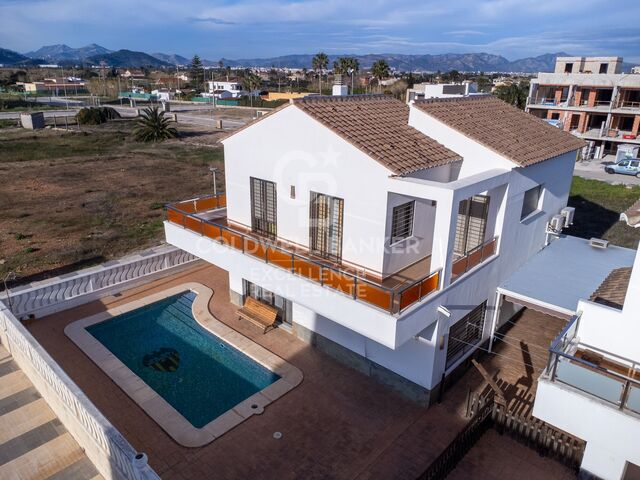 Exclusivo chalet con piscina a 50 metros del mar en Playa Terranova, Oliva