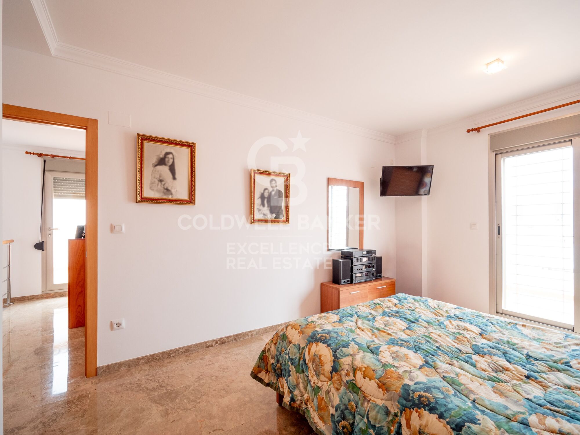 Exclusive detached villa by the sea in Playa Terranova, Oliva