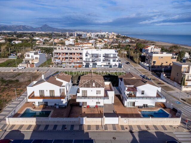 Exklusive freistehende Villa in Meeresnähe in Playa Terranova, Oliva