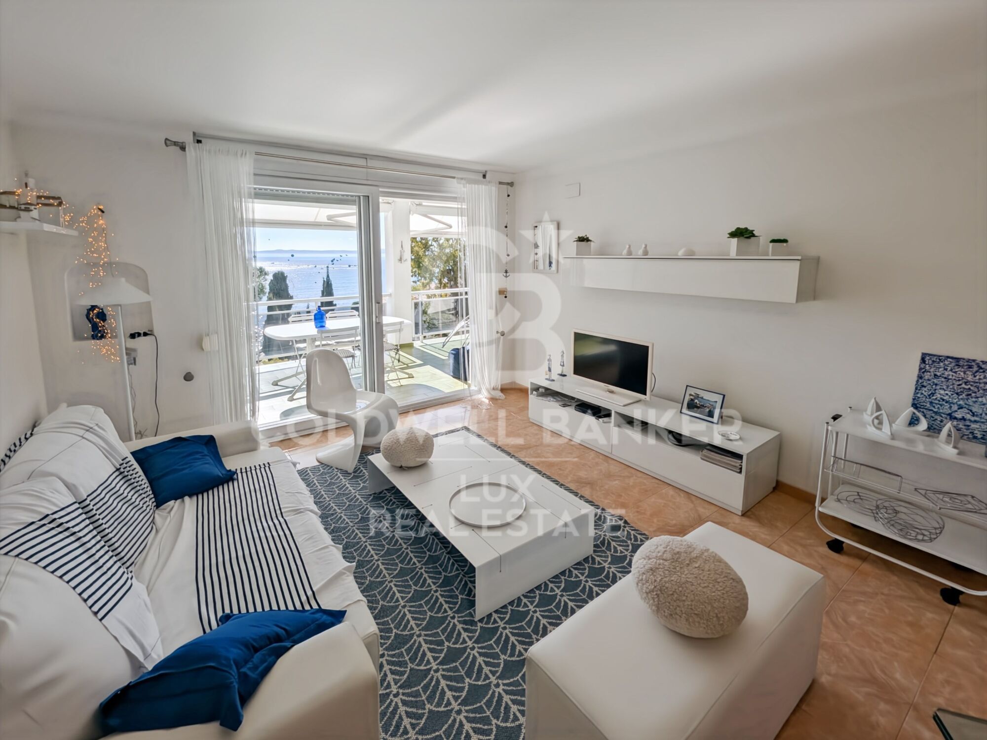 Apartamento cerca de la playa con vistas al mar y terraza