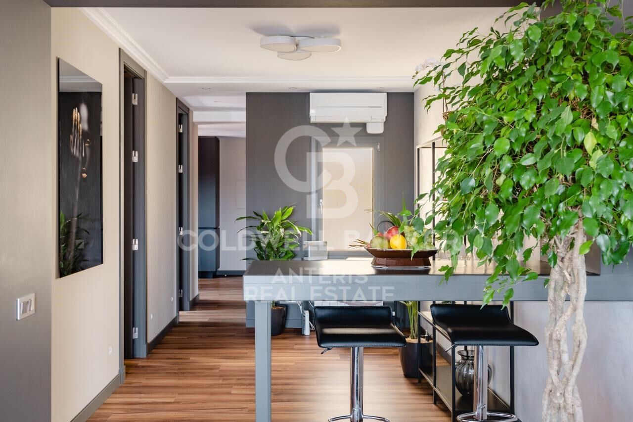Renovated penthouse with terrace in Eixample Izquierdo