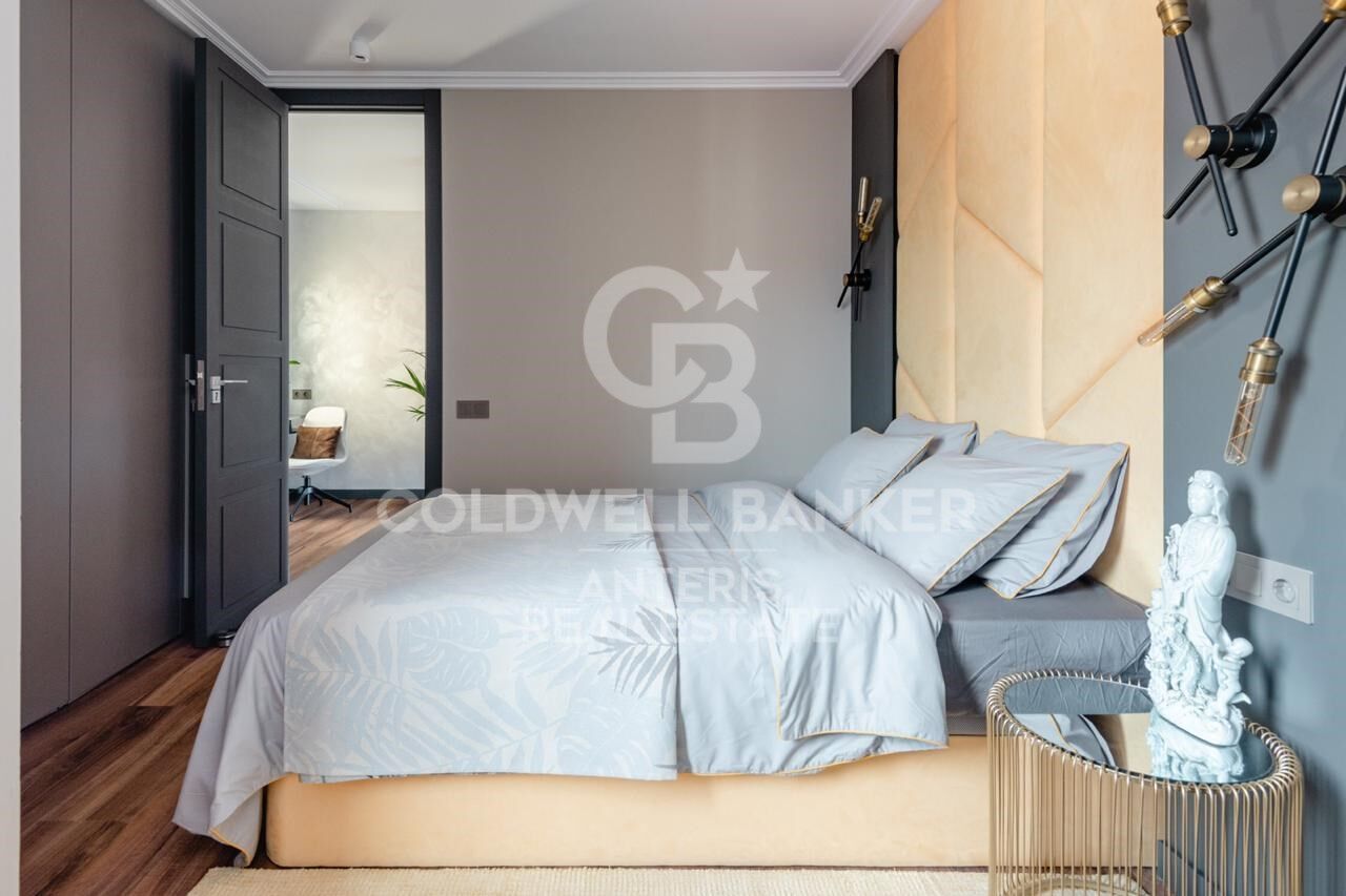 Renovated penthouse with terrace in Eixample Izquierdo