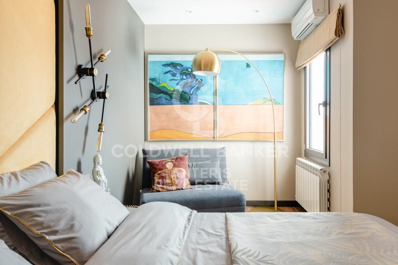 Renovated penthouse with terrace in Eixample Izquierdo