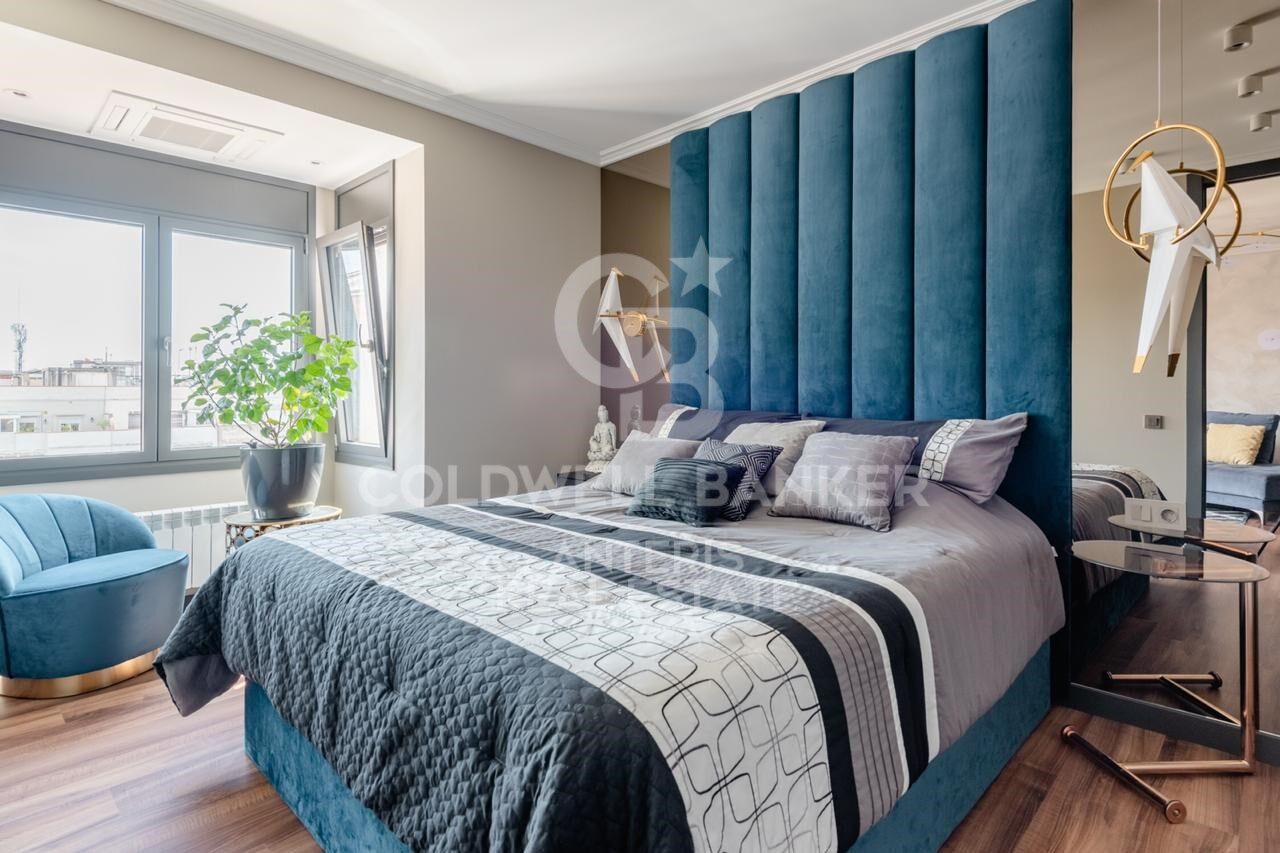 Renovated penthouse with terrace in Eixample Izquierdo