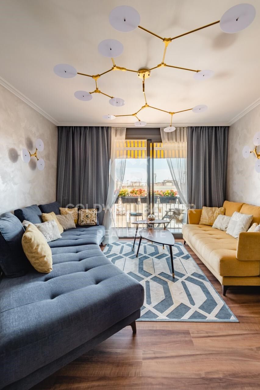 Renovated penthouse with terrace in Eixample Izquierdo