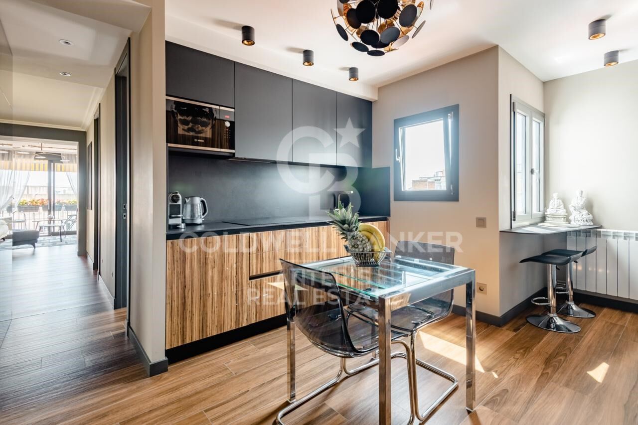 Renovated penthouse with terrace in Eixample Izquierdo