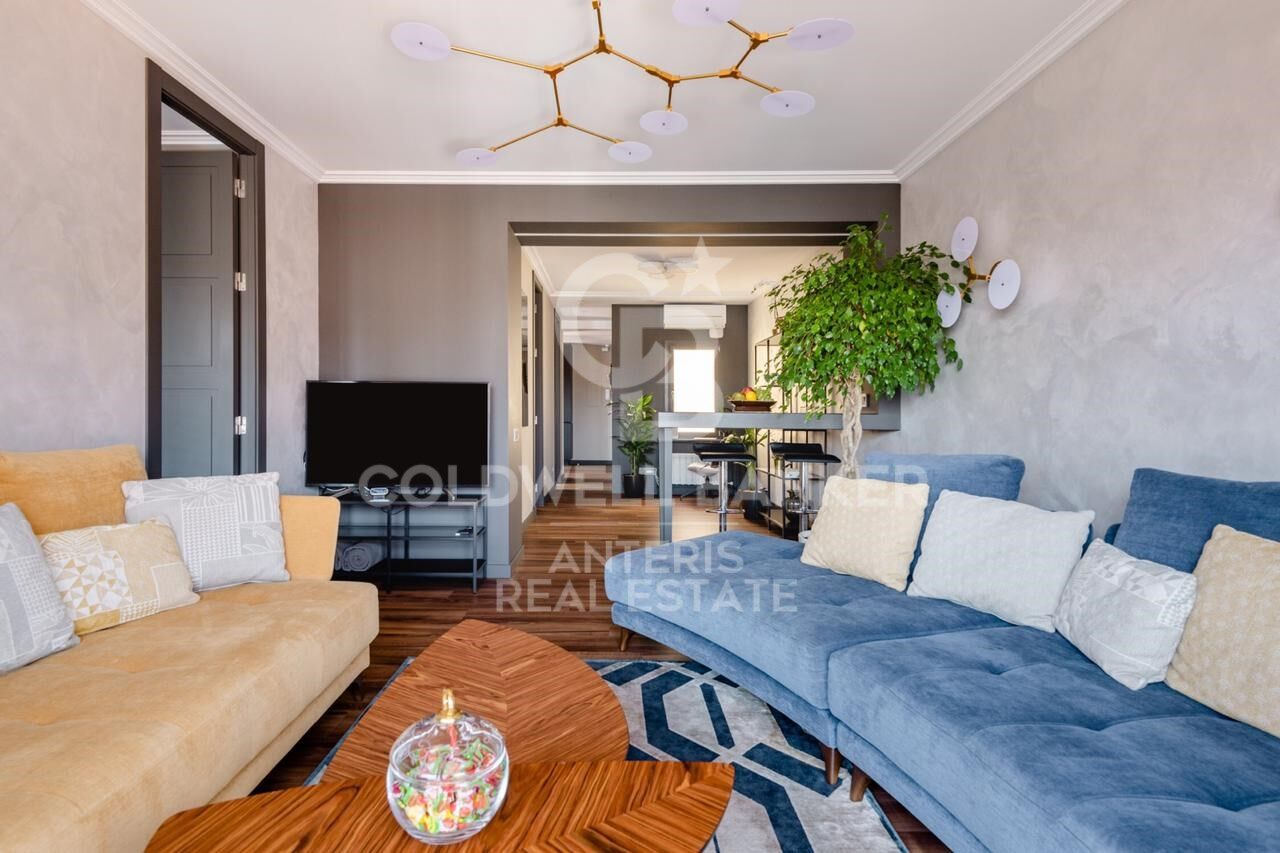 Renovated penthouse with terrace in Eixample Izquierdo