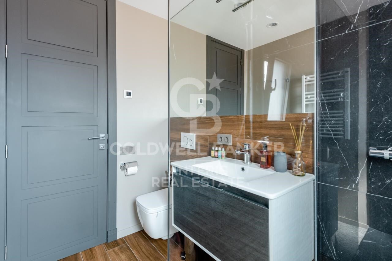 Renovated penthouse with terrace in Eixample Izquierdo