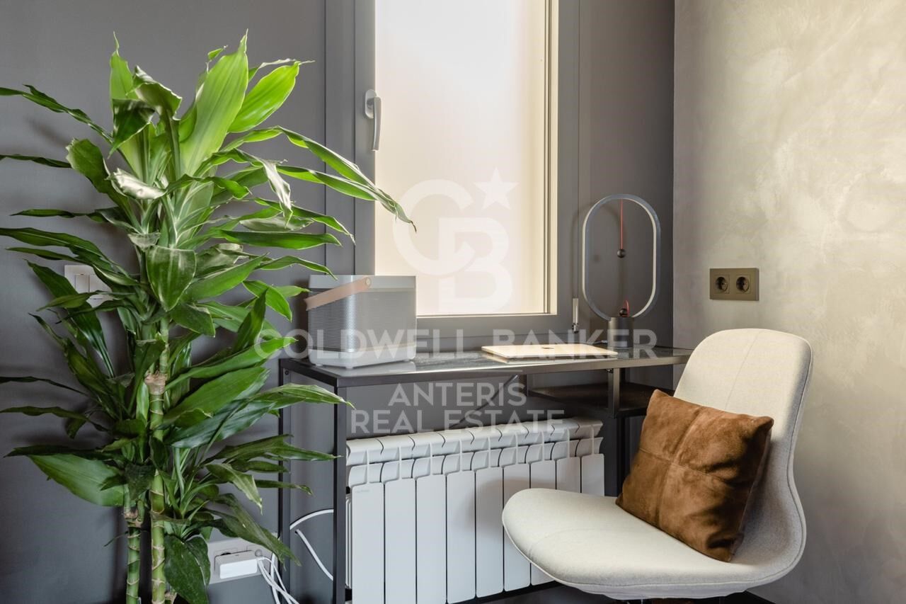 Renovated penthouse with terrace in Eixample Izquierdo