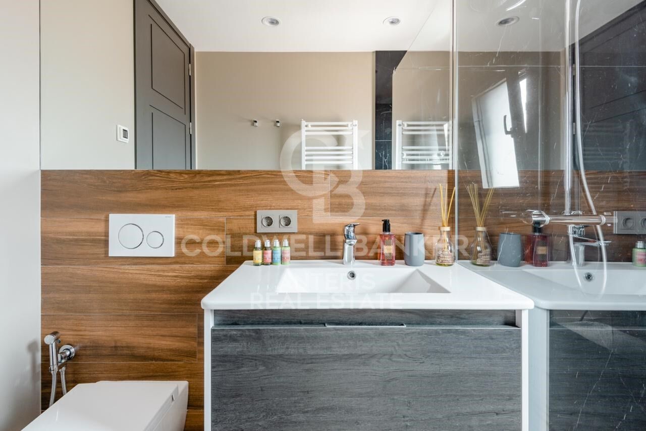 Renovated penthouse with terrace in Eixample Izquierdo