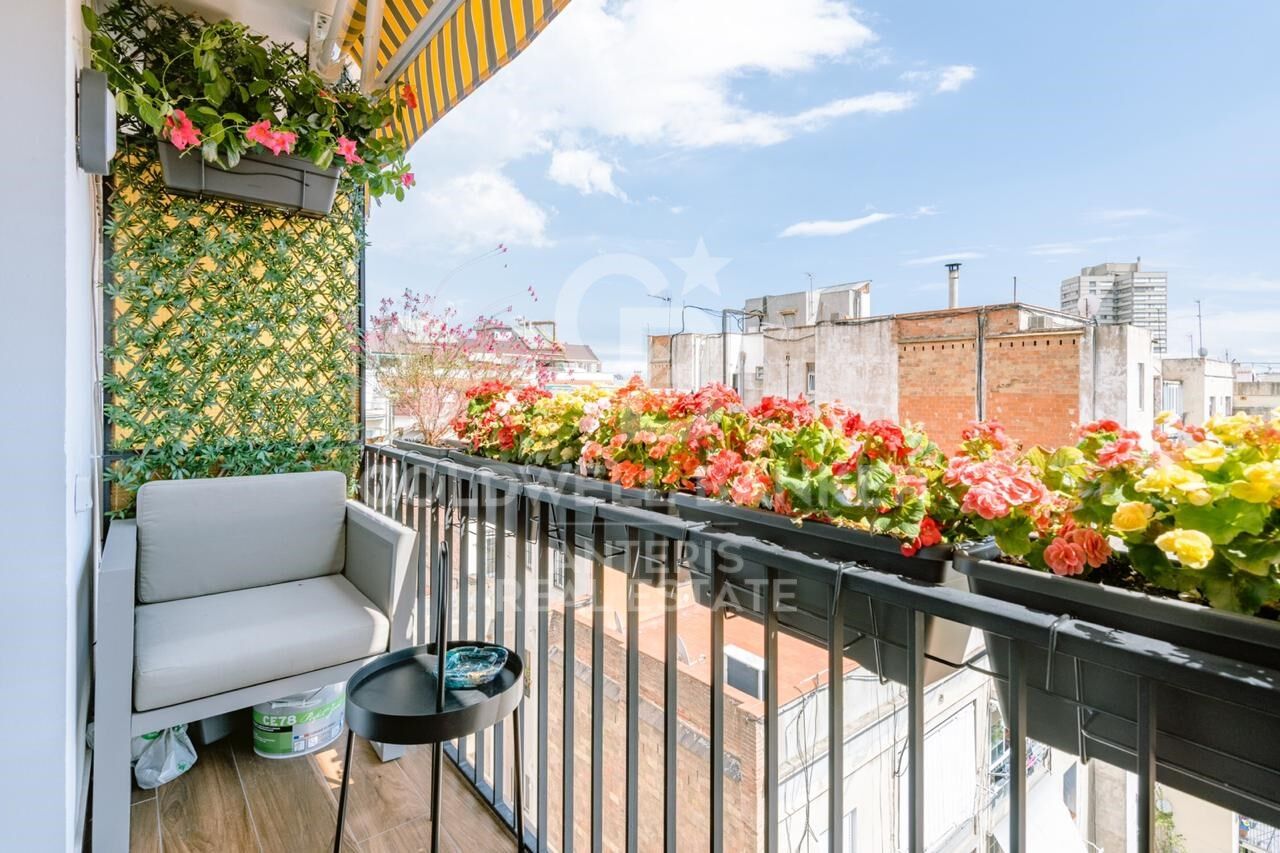 Renovated penthouse with terrace in Eixample Izquierdo