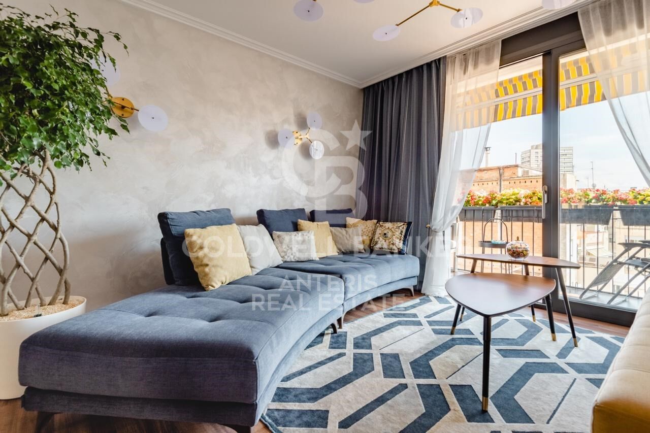 Renovated penthouse with terrace in Eixample Izquierdo