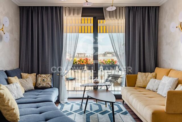 Renovated penthouse with terrace in Eixample Izquierdo
