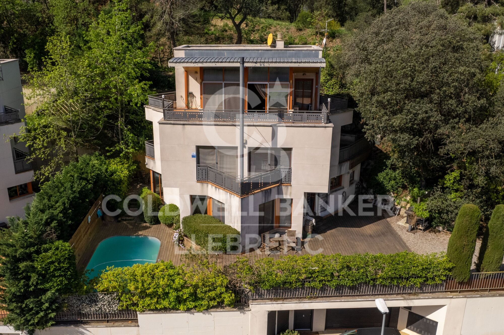 Spectacular house in Vallvidrera with garden and swimming pool.