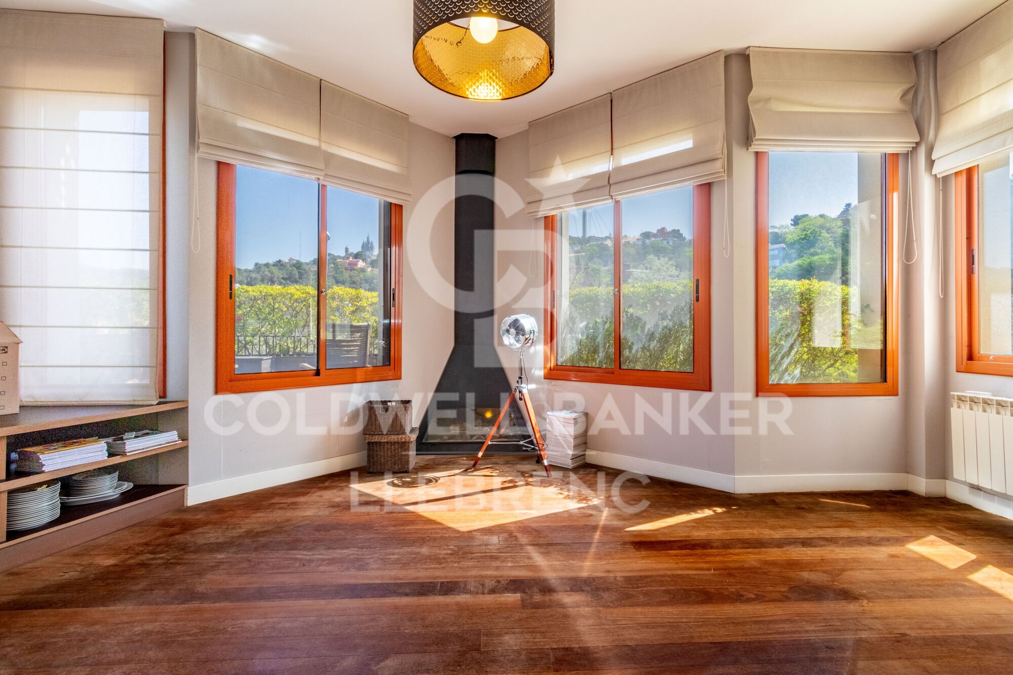 Spectacular house in Vallvidrera with garden and swimming pool.