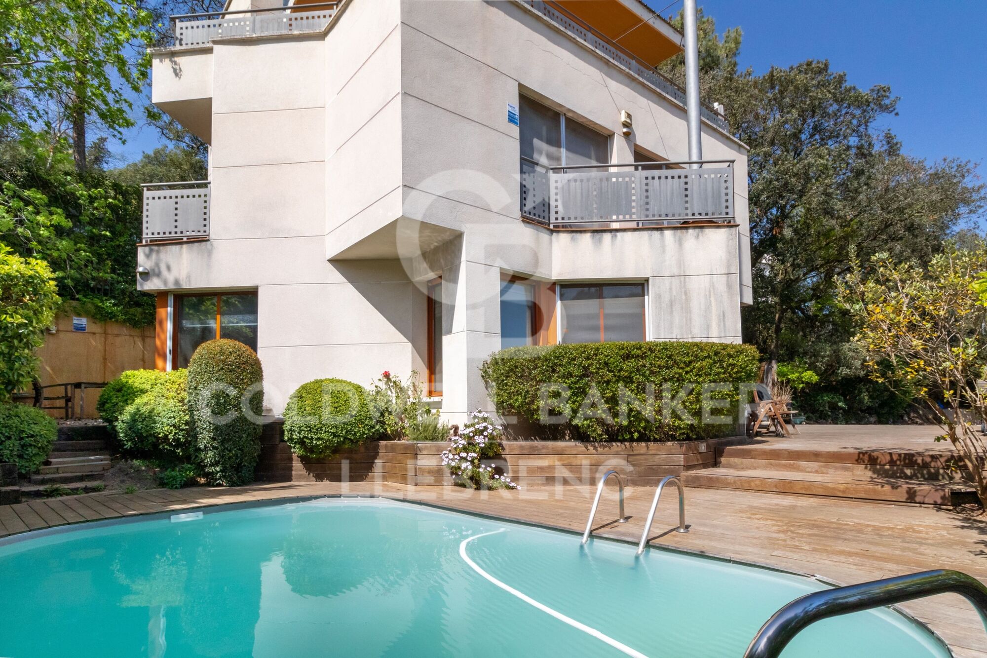 Spectacular house in Vallvidrera with garden and swimming pool.